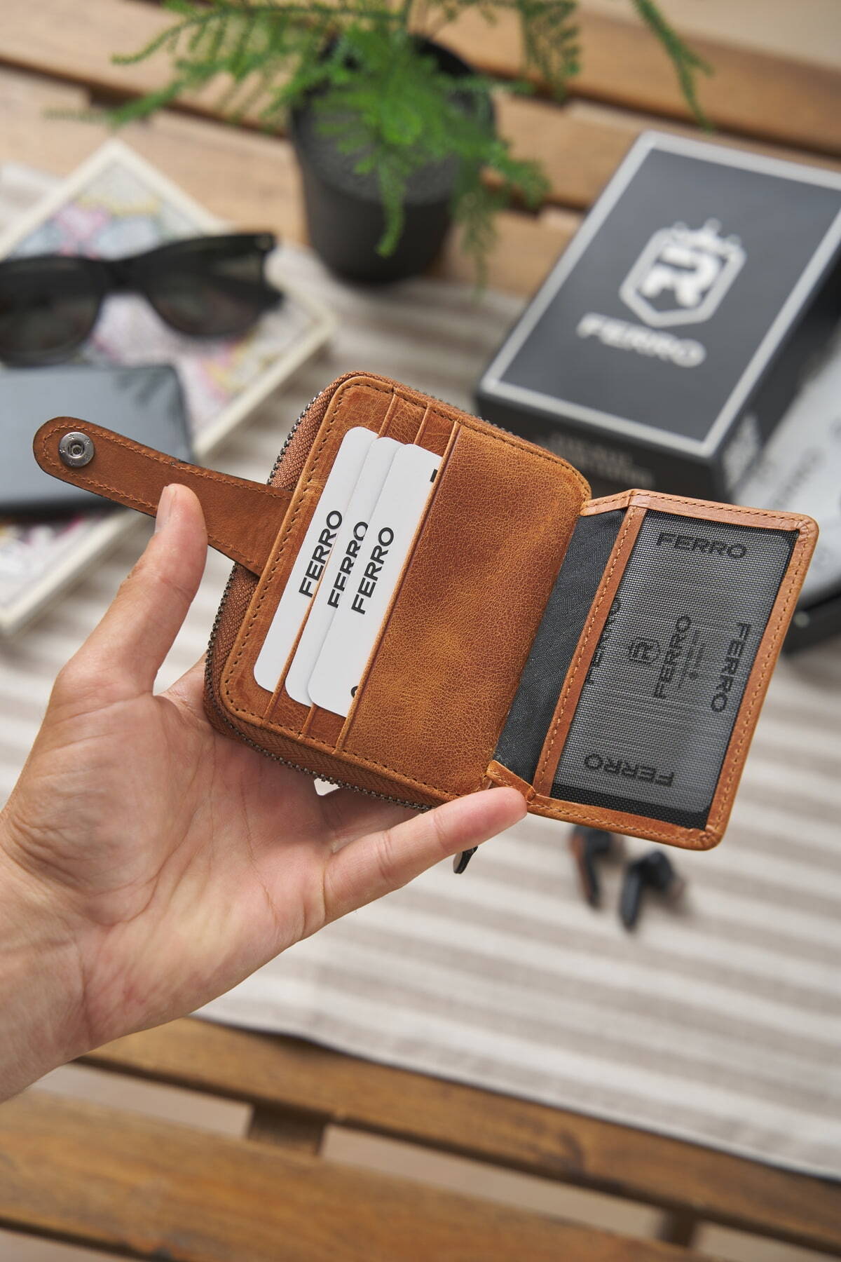 Stilvolles Kartenetui aus echtem Leder mit minimalistischem Design und Geschenkbox aus Ferro-Leder