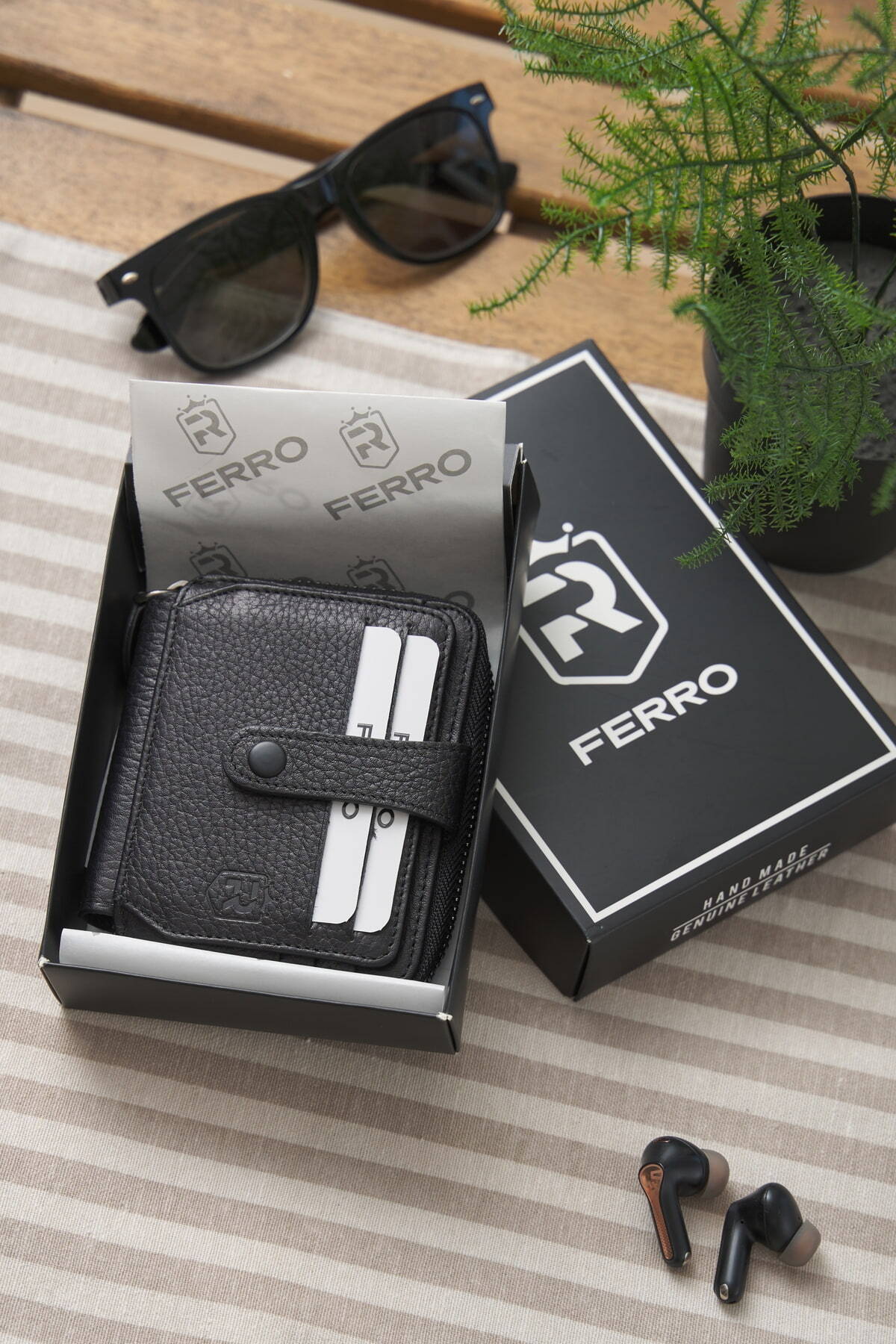 Stilvolles Kartenetui aus echtem Leder mit minimalistischem Design und Geschenkbox aus Ferro-Leder