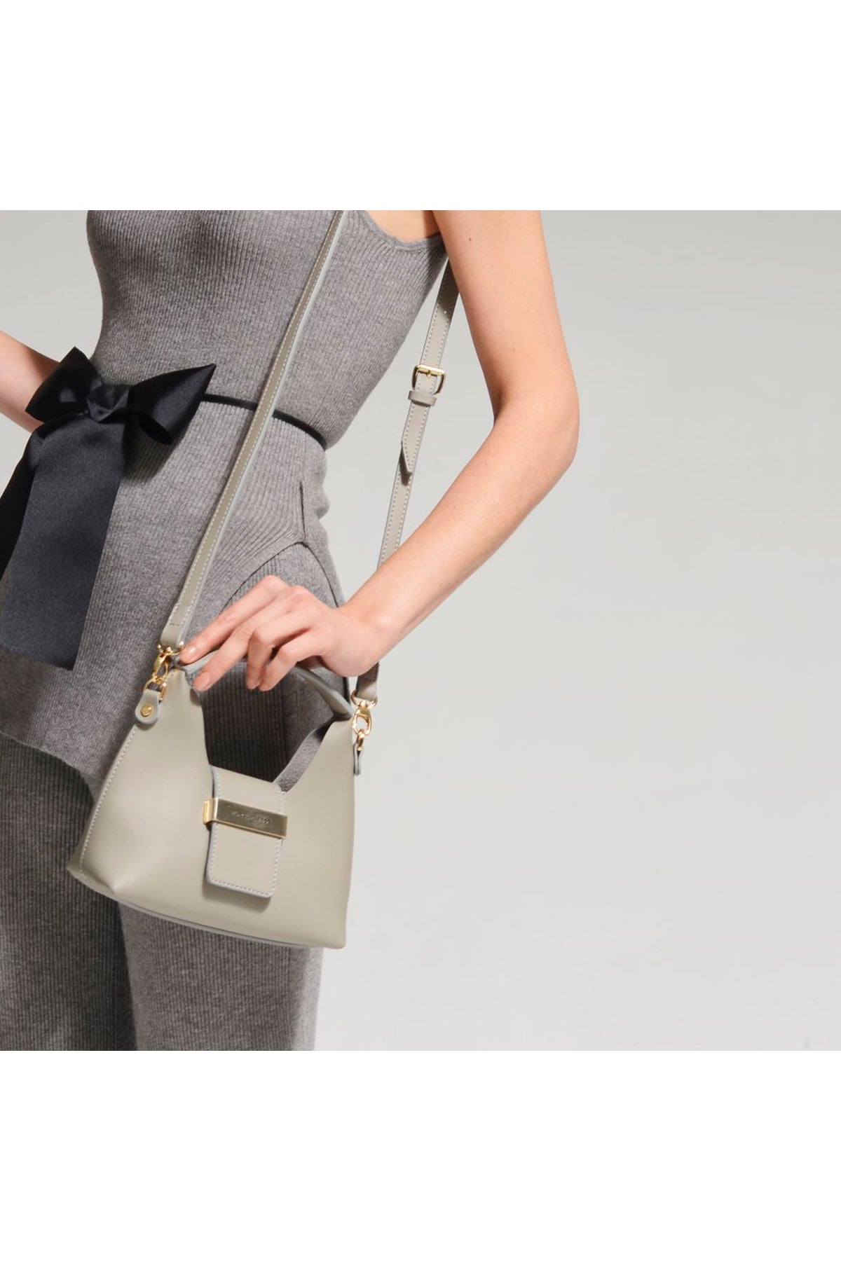 Hellgraue Mini-Tasche mit aufgehängtem Accessoire-Detail