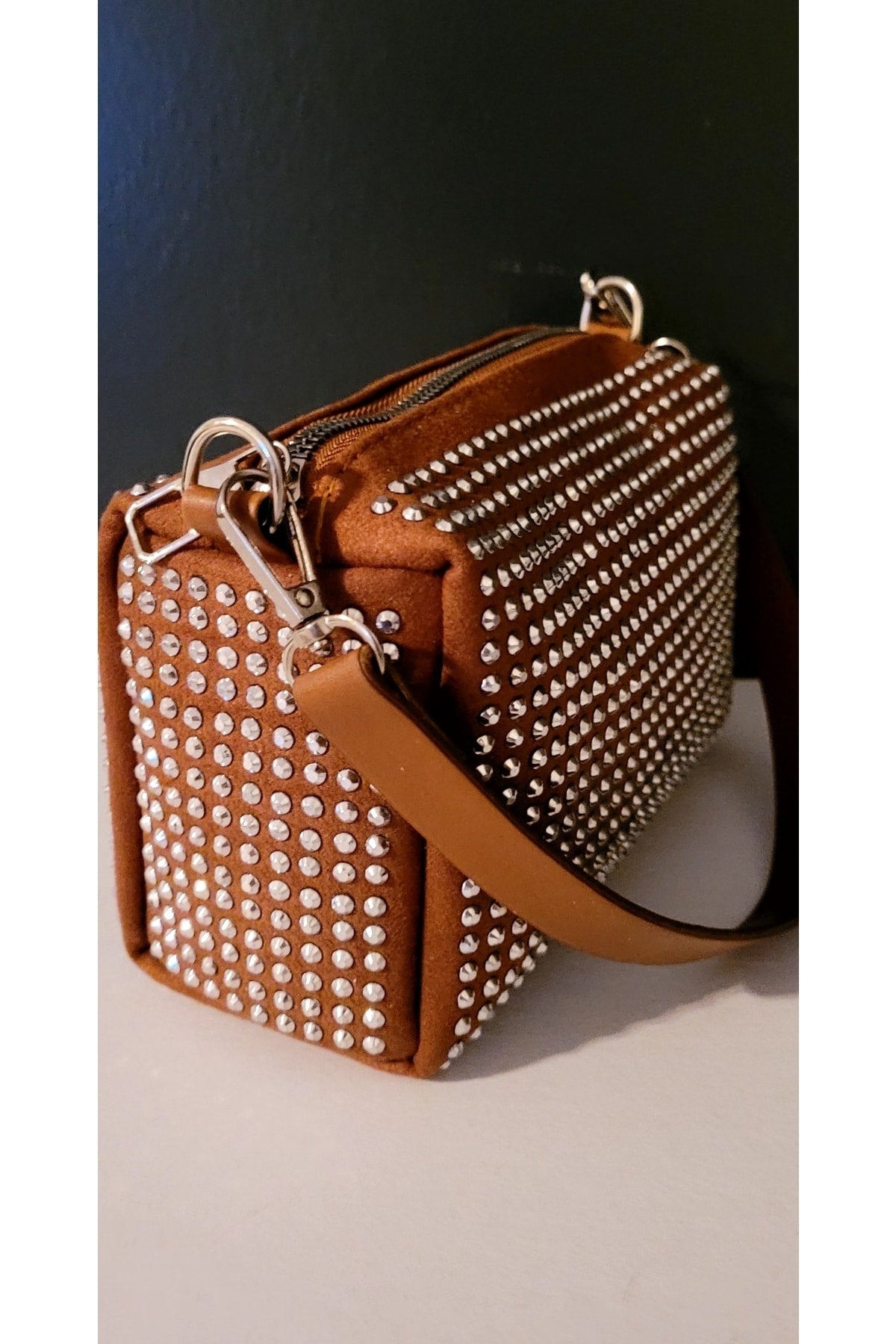 Bhm Hand- und Schultertasche mit Kettenriemen in Braun