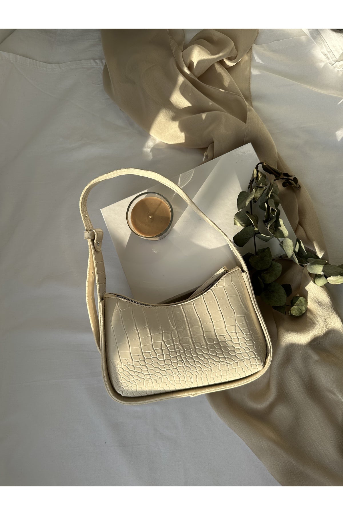 Cremefarbene Damen-Baguette-Tasche aus Krokodil