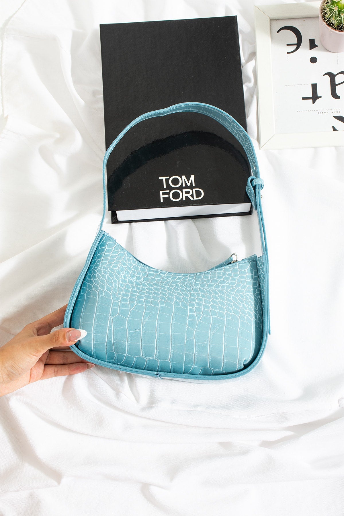 Babyblaue Baguette-Tasche mit Krokodilmuster für Damen