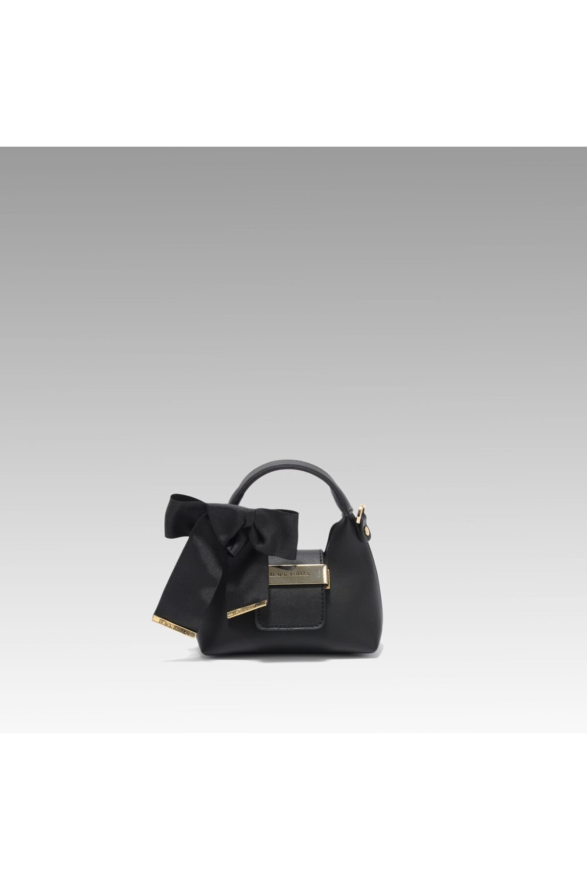 Schwarze Micro-Tasche mit hängendem Accessoire-Detail