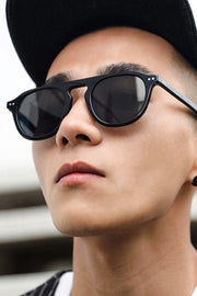 Schwarze Unisex-Sonnenbrille im Vintage-Stil