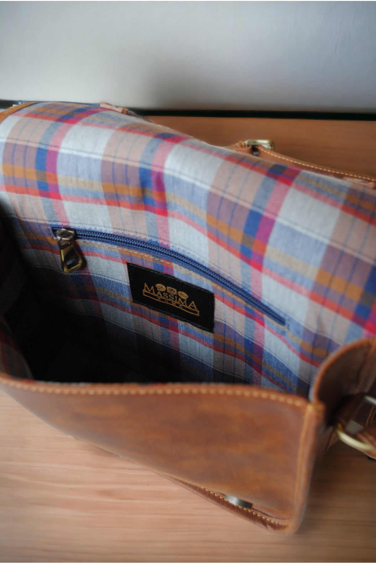 1. Hochwertige Tasche aus echtem Leder