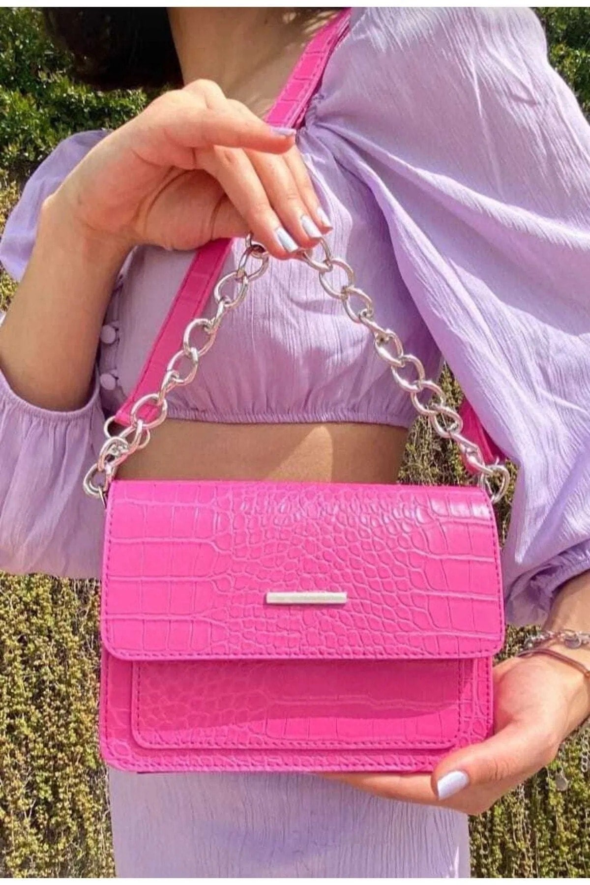 Fuchsia Damen Clutch Baguette mit Kettenriemen und Krokodilmuster