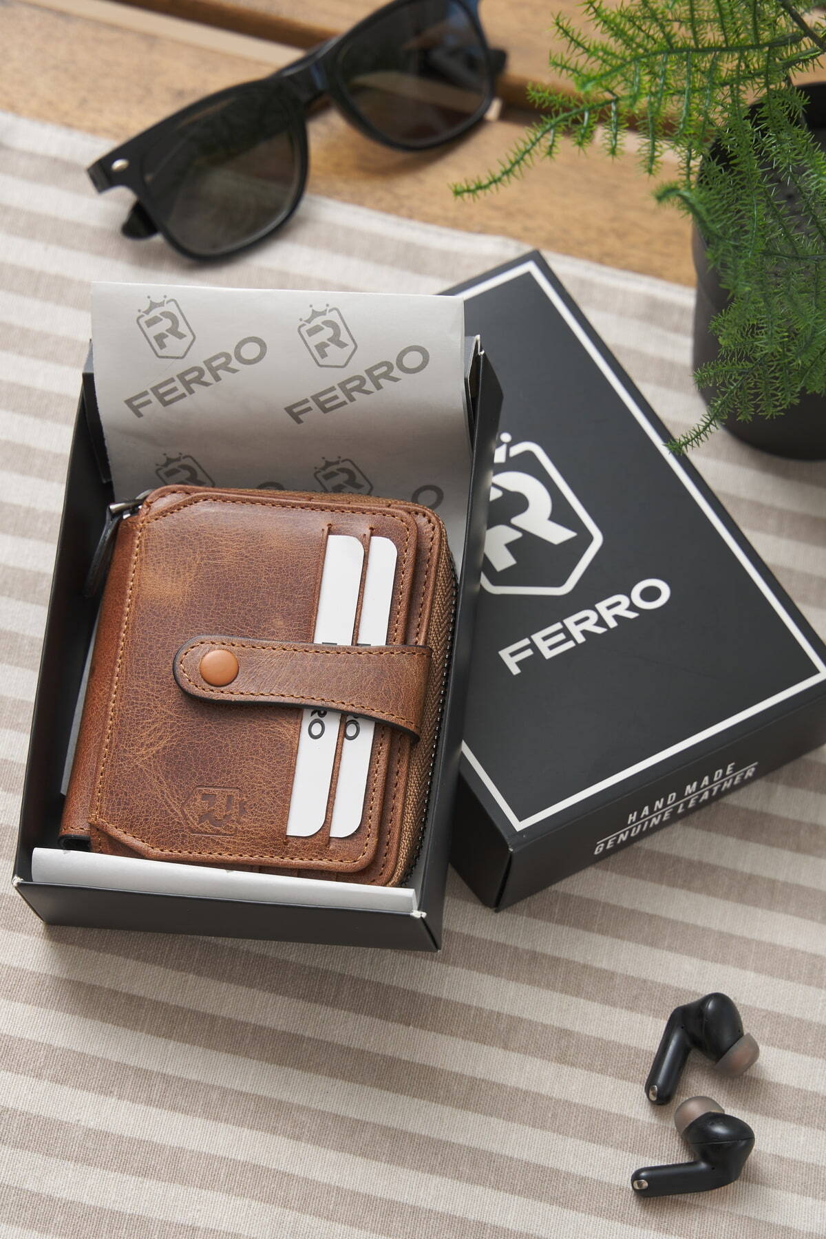 Stilvolles Kartenetui aus echtem Leder mit minimalistischem Design und Geschenkbox aus Ferro-Leder