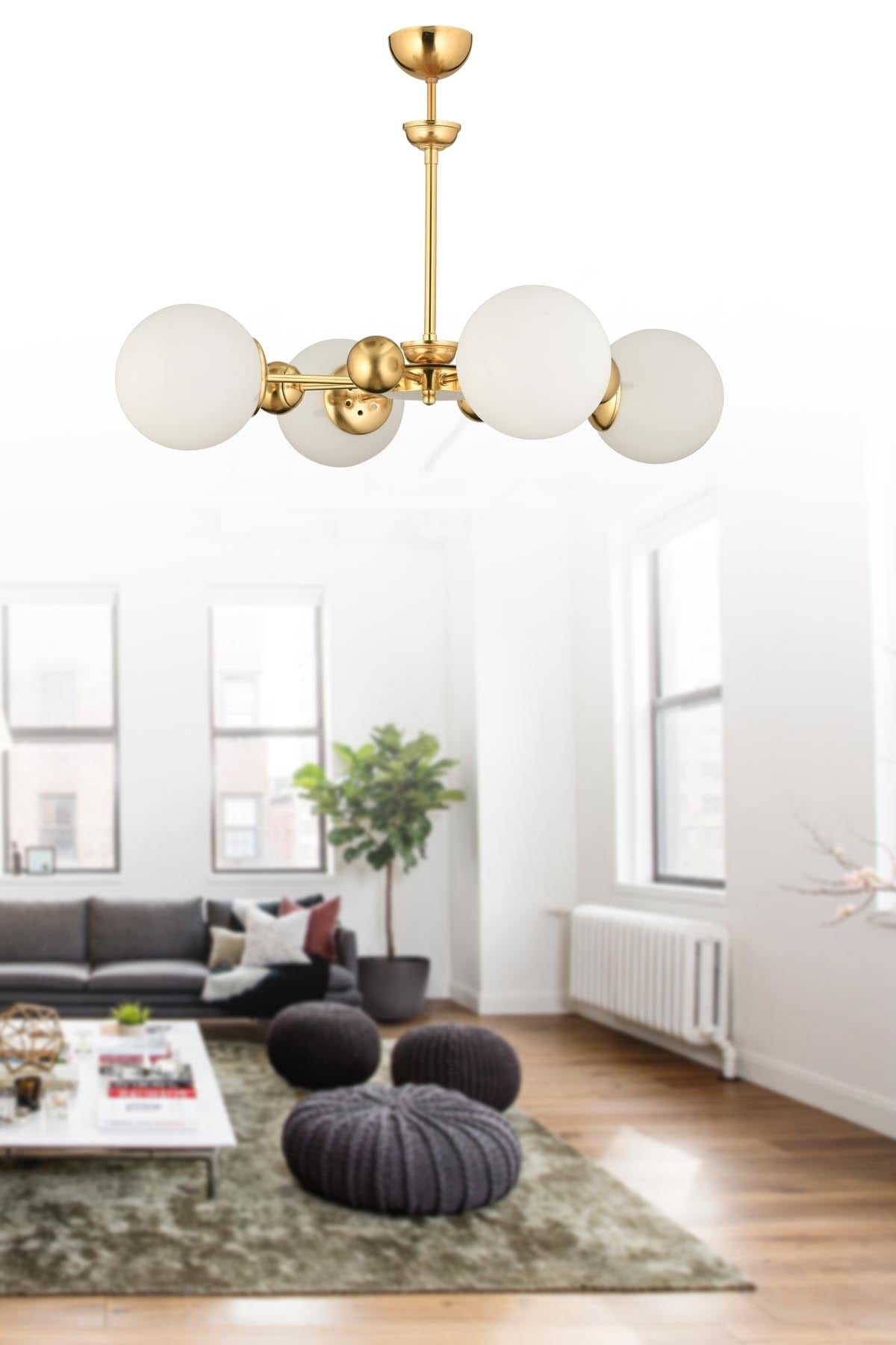 Nairobi 4-teiliger Kronleuchter mit goldenem Gehäuse und weißem Kugelglas