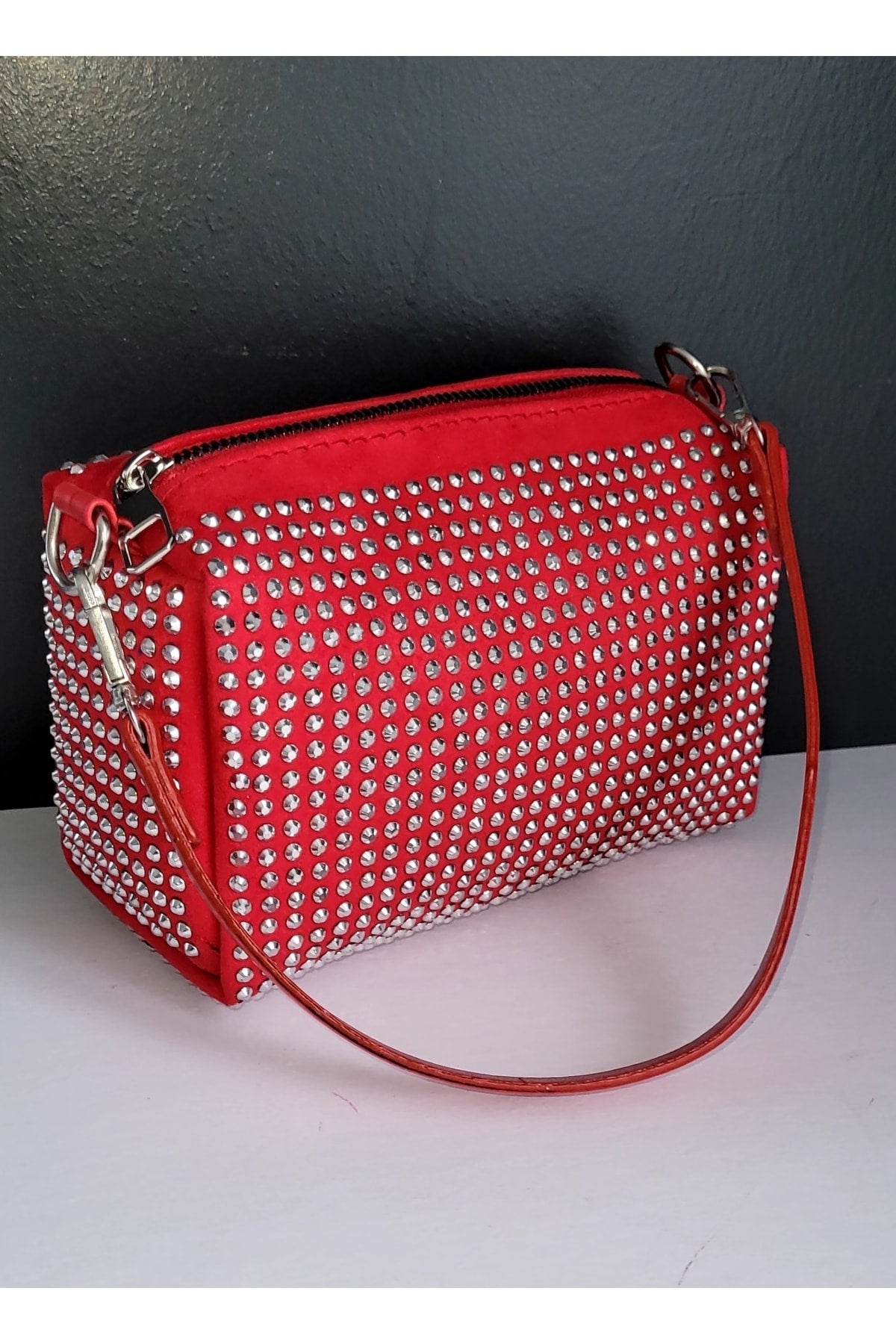 Bhm Red Stone Hand- und Schultertasche mit Kettenriemen