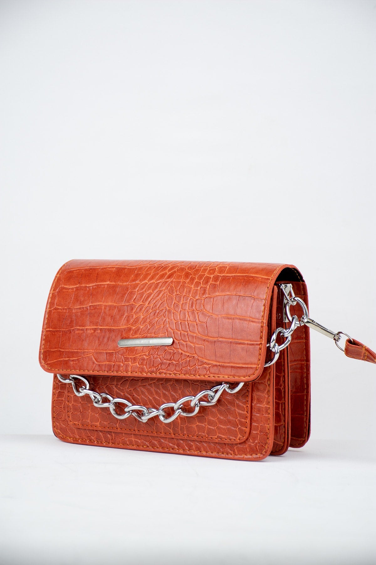 Orange Damen Clutch Baguette mit Kettenriemen und Krokodilmuster