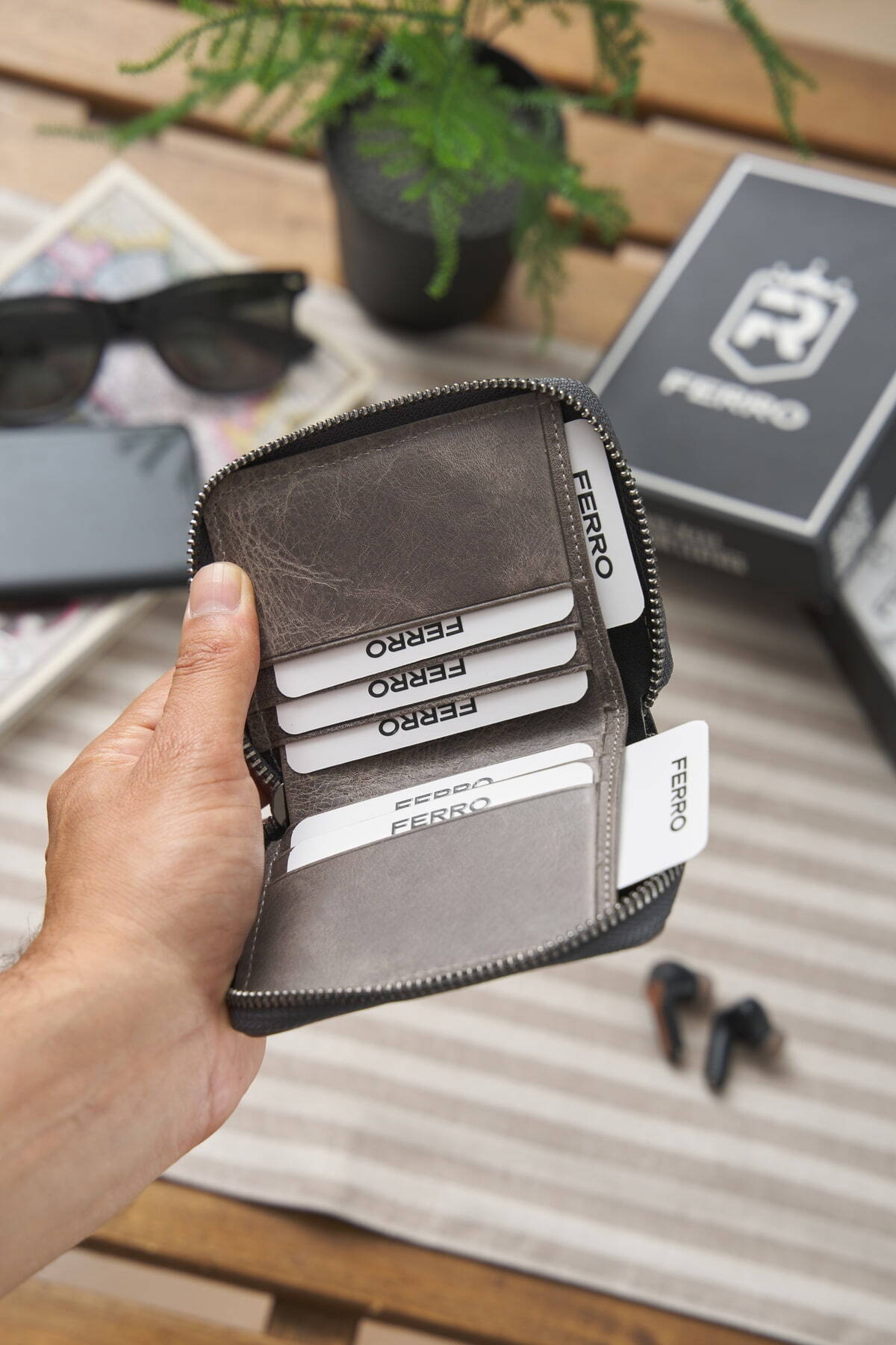 Stilvolles Kartenetui aus echtem Leder mit minimalistischem Design und Geschenkbox aus Ferro-Leder