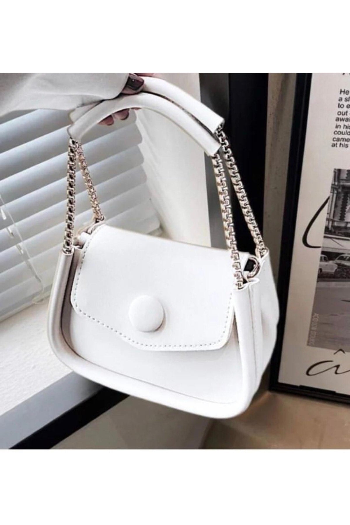 Weiße Baguette-Tasche mit Kette