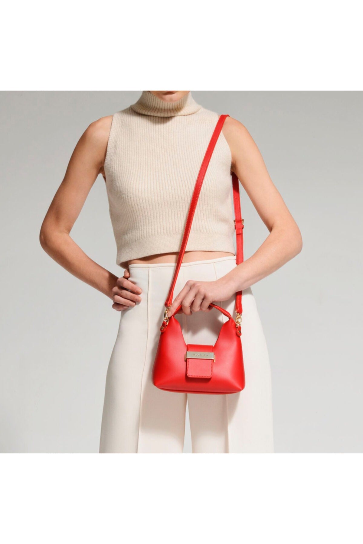 Rote Mini-Hängetasche mit Accessoire-Detail