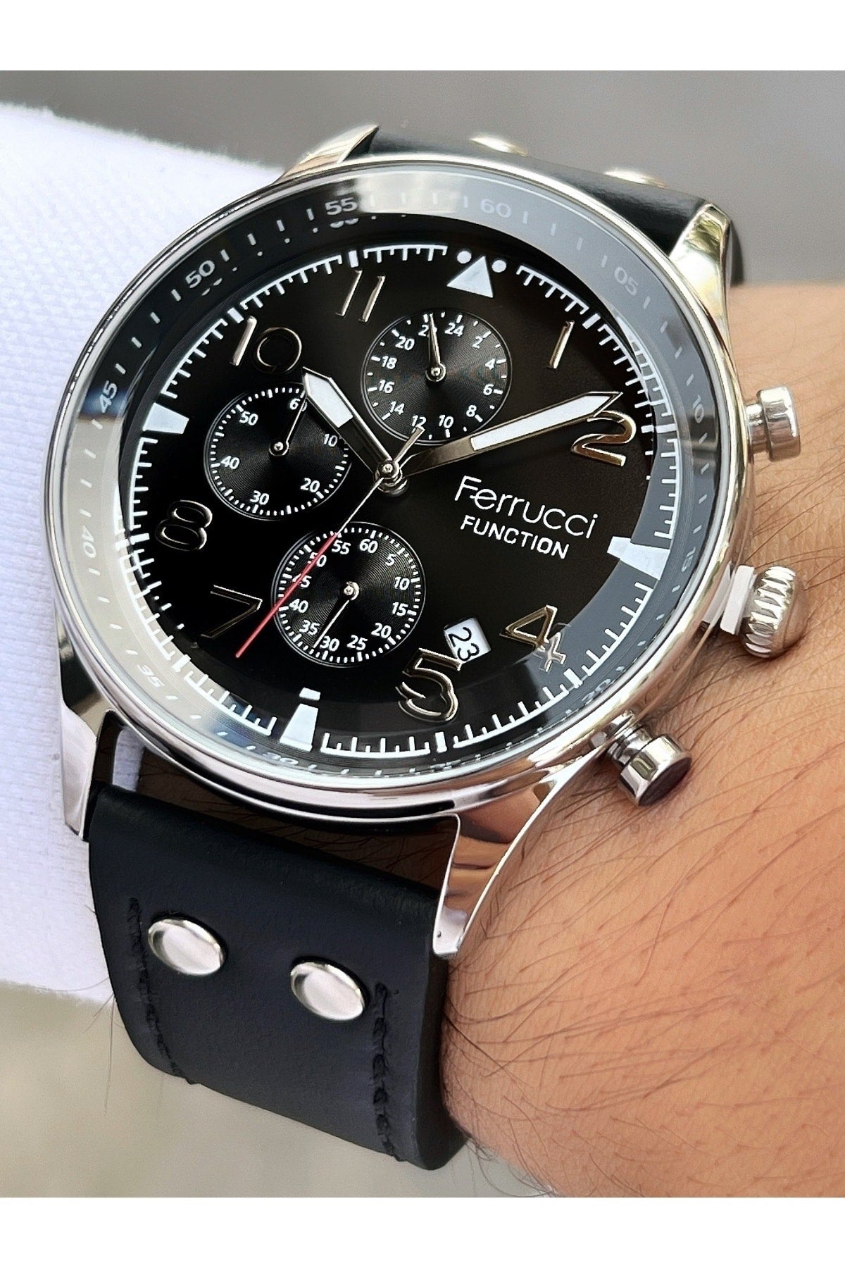 Funktionen der aktiven schwarzen Herrenarmbanduhr mit 3 ATM wasserdichtem Lederarmband