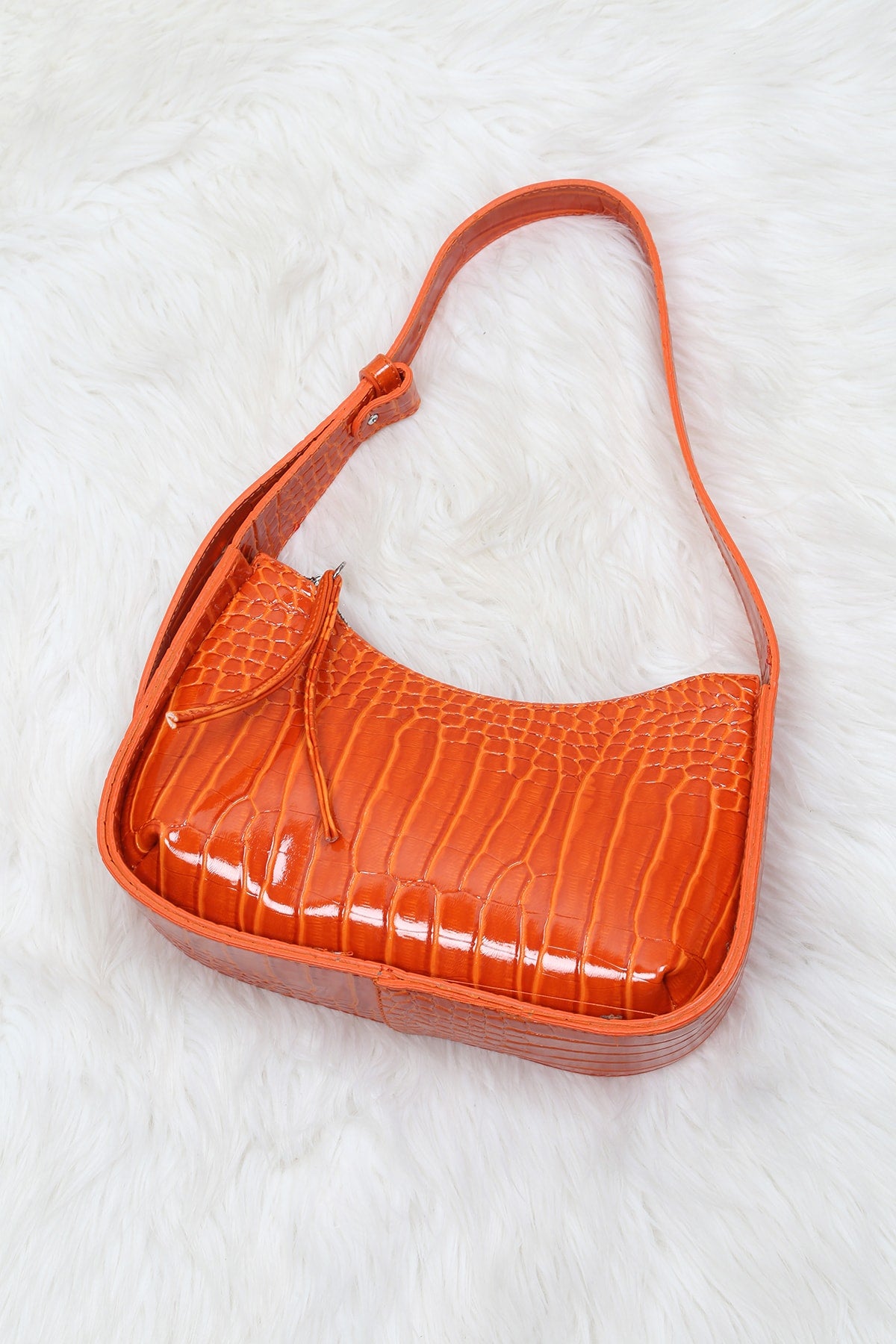 Orangefarbene Baguette-Tasche mit Krokodilmuster für Damen