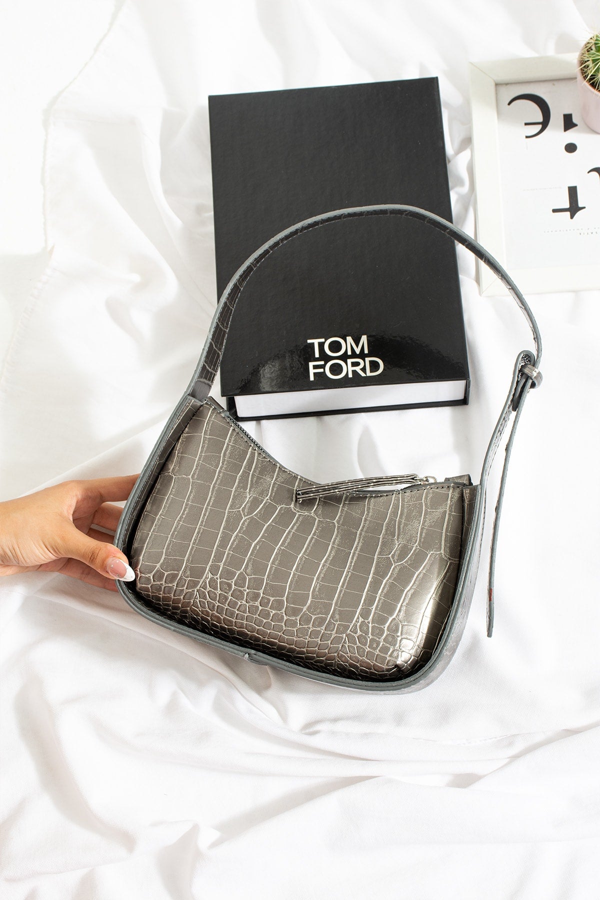 Baguette-Tasche mit Krokodilmuster in Metallic-Grau für Damen