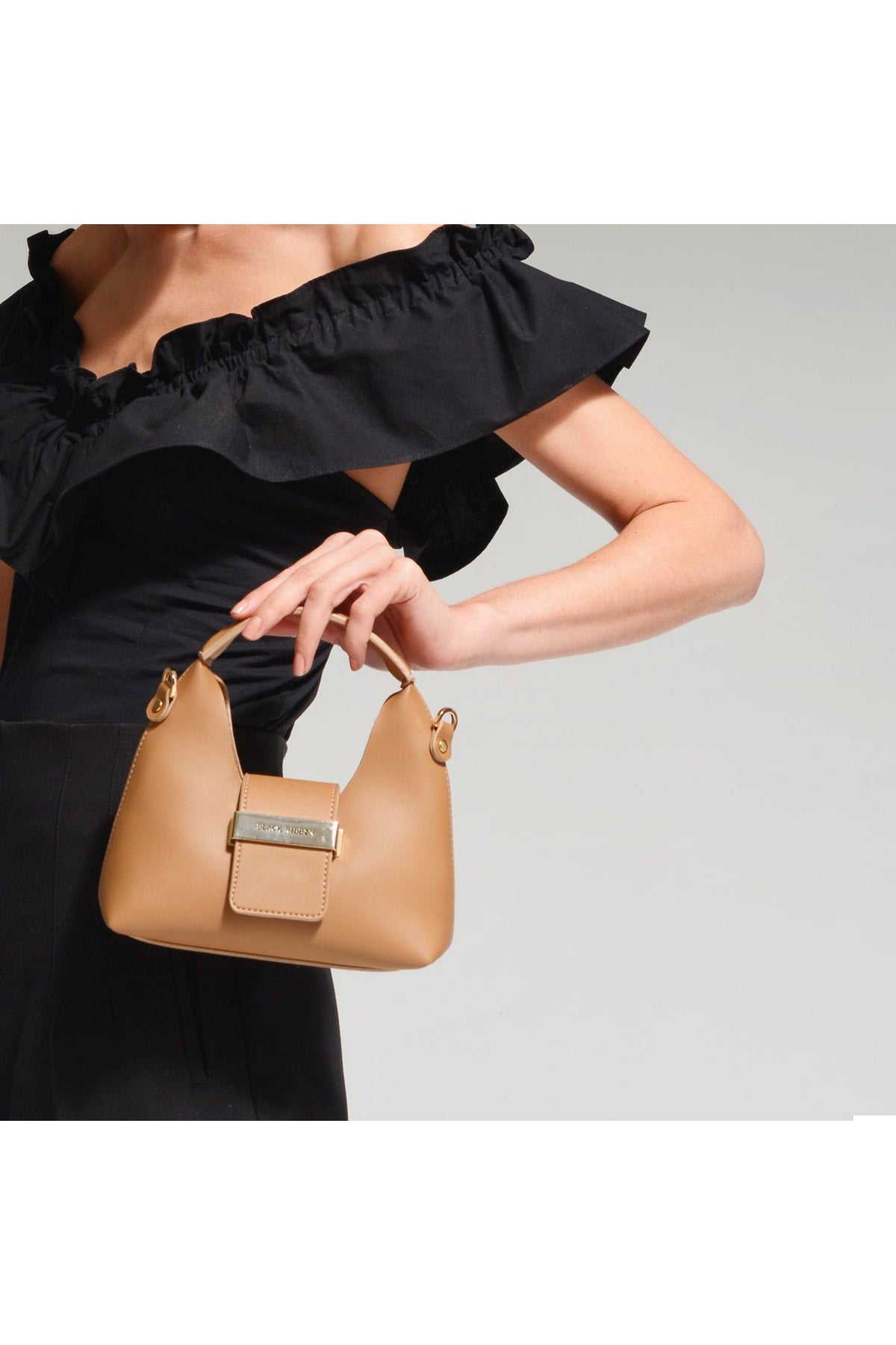 Camelfarbene, detailreiche Mini-Tasche mit Hängeverschluss