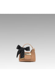 Camelfarbene, detailreiche Mikrotasche mit Anhänger