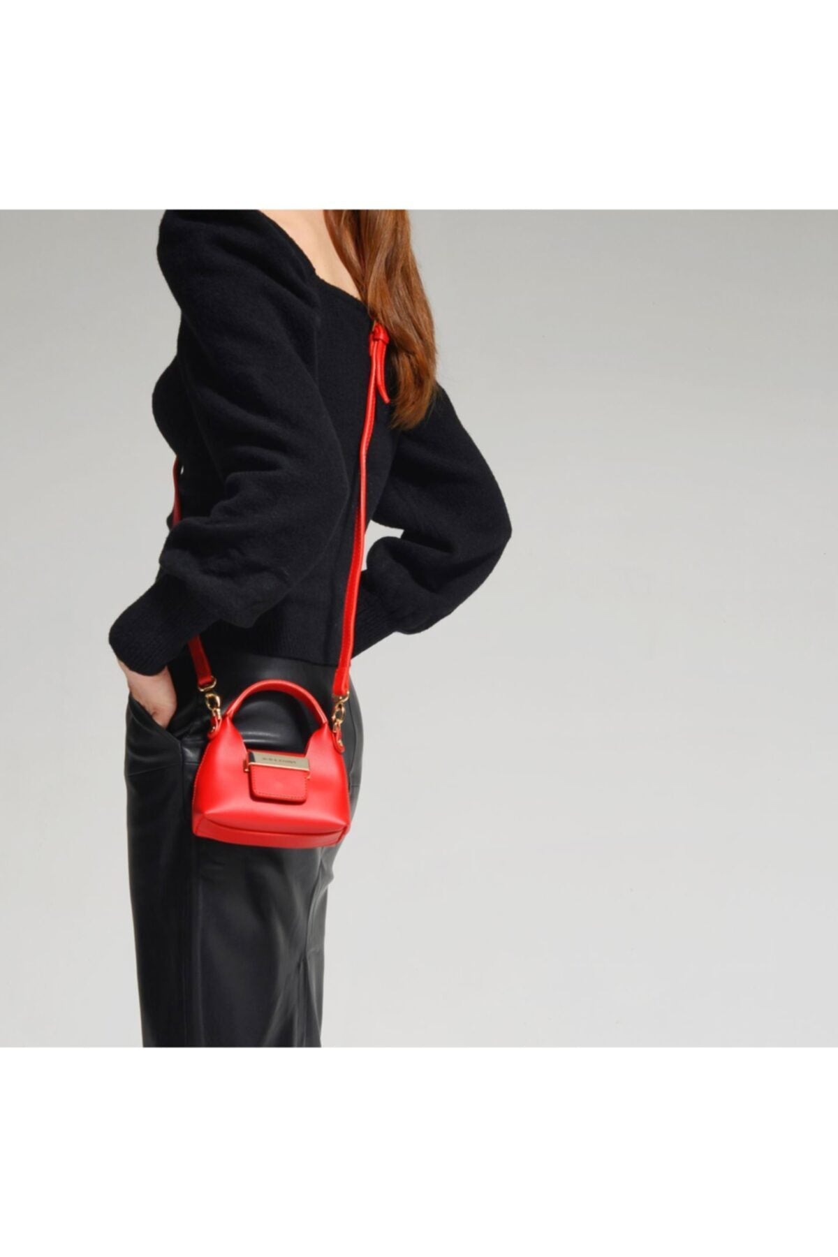 Rote Micro-Tasche mit aufgehängtem Accessoire-Detail