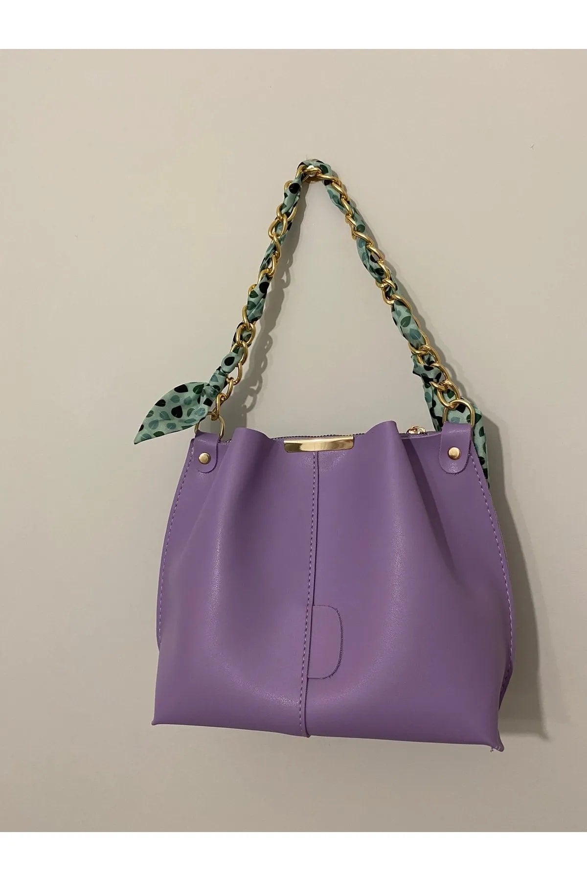 Lilafarbene Damen-Hand-, Arm- und Schultertasche aus weichem Leder mit 3 Fächern und Schalkette