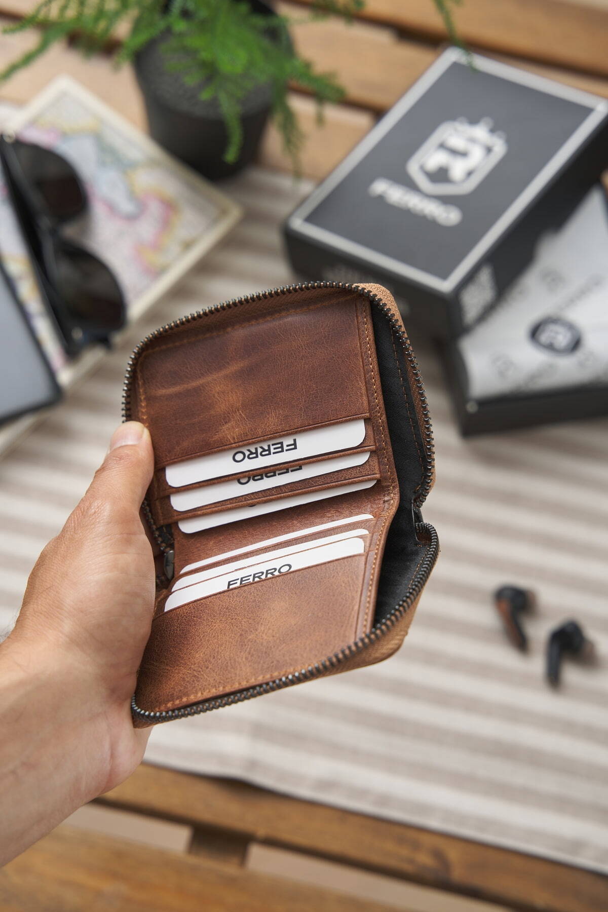 Stilvolles Kartenetui aus echtem Leder mit minimalistischem Design und Geschenkbox aus Ferro-Leder