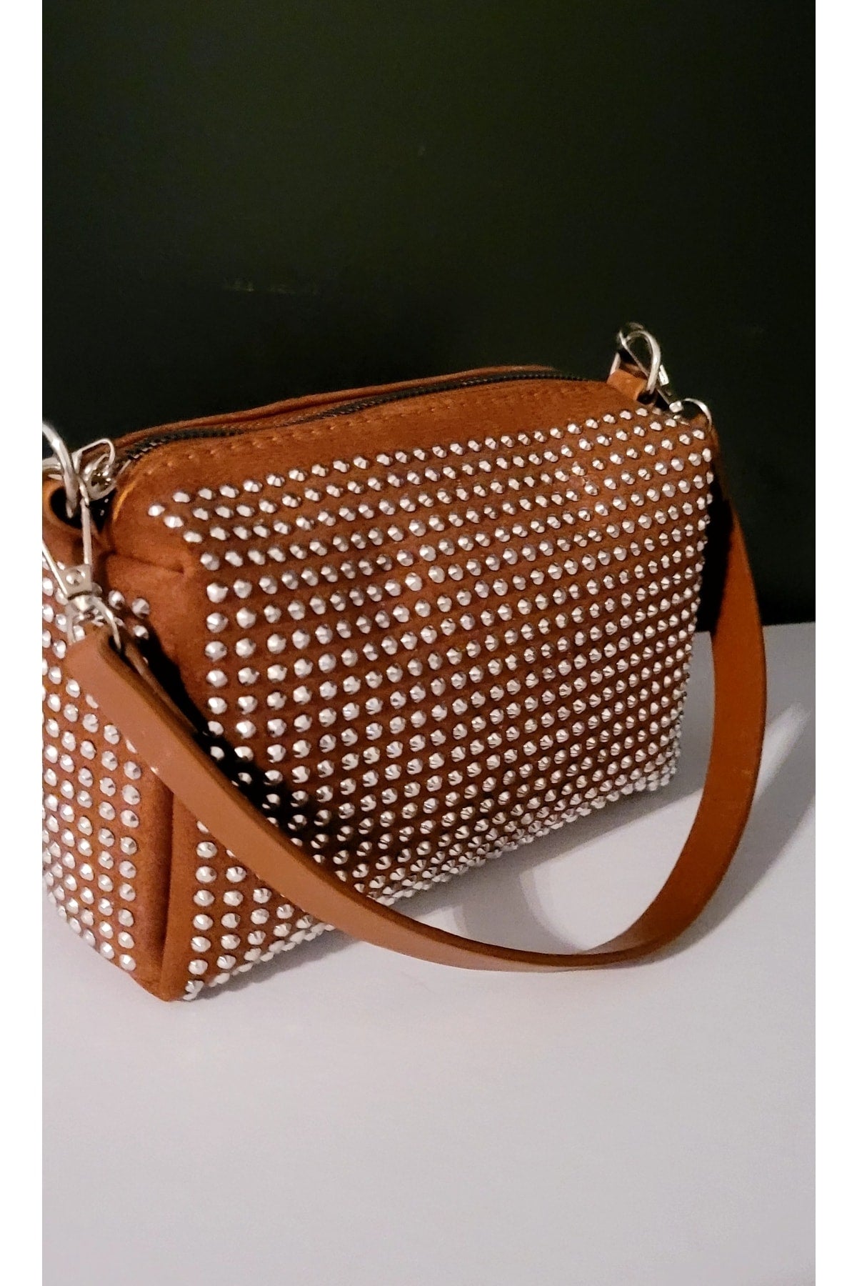 Bhm Hand- und Schultertasche mit Kettenriemen in Braun
