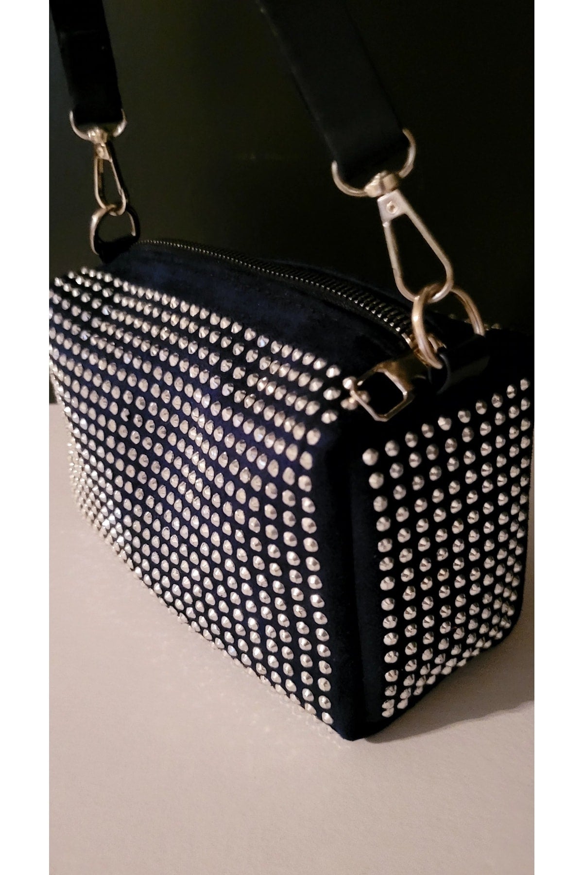 Bhm Hand- und Schultertasche mit Kettenriemen und Steinen in Marineblau