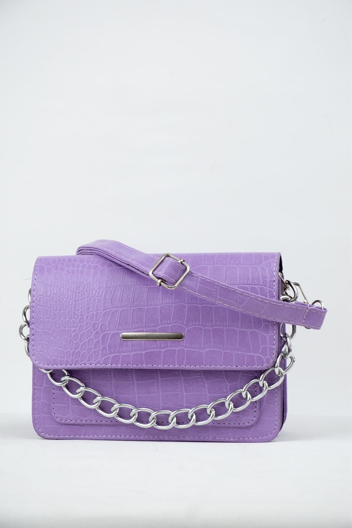 Lila Damen Clutch Baguette mit Krokodilmuster und Kettenriemen