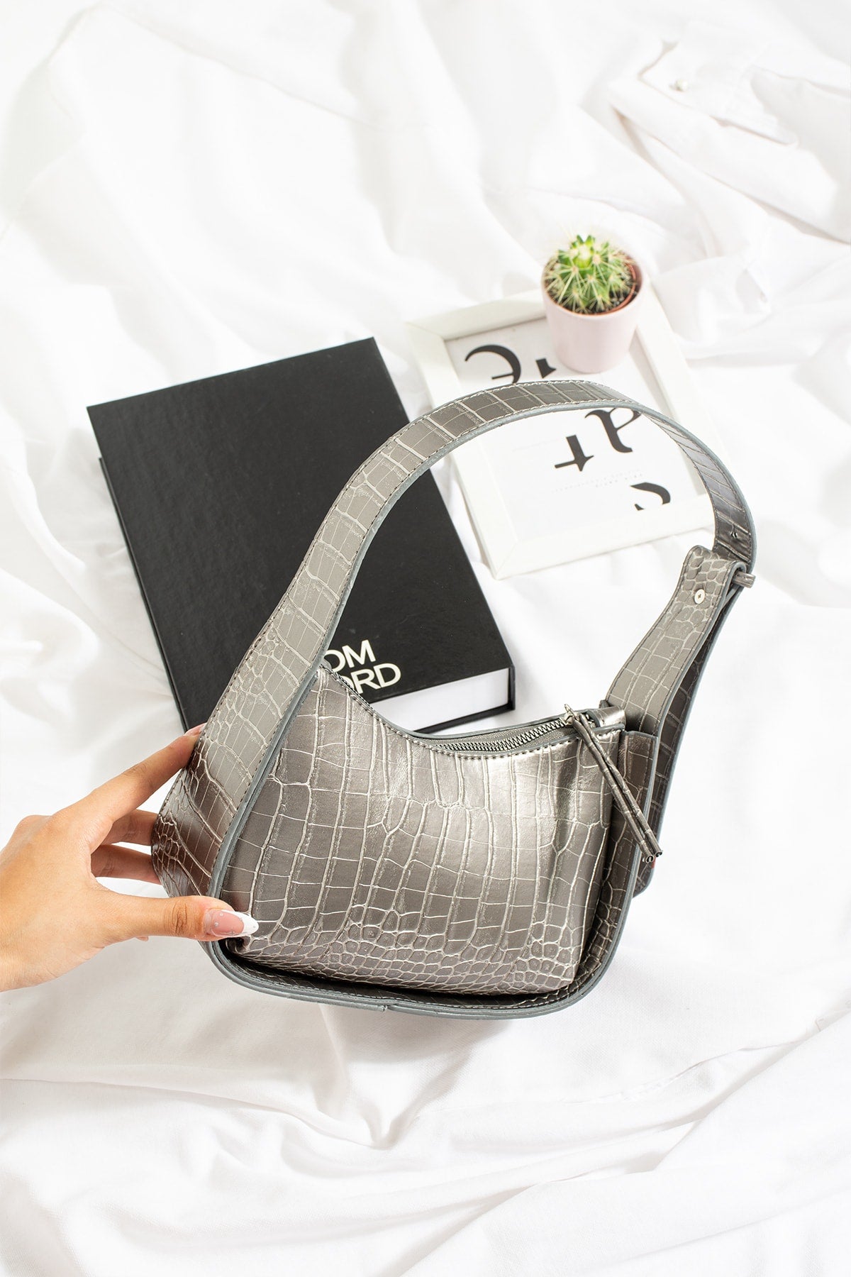 Baguette-Tasche mit Krokodilmuster in Metallic-Grau für Damen