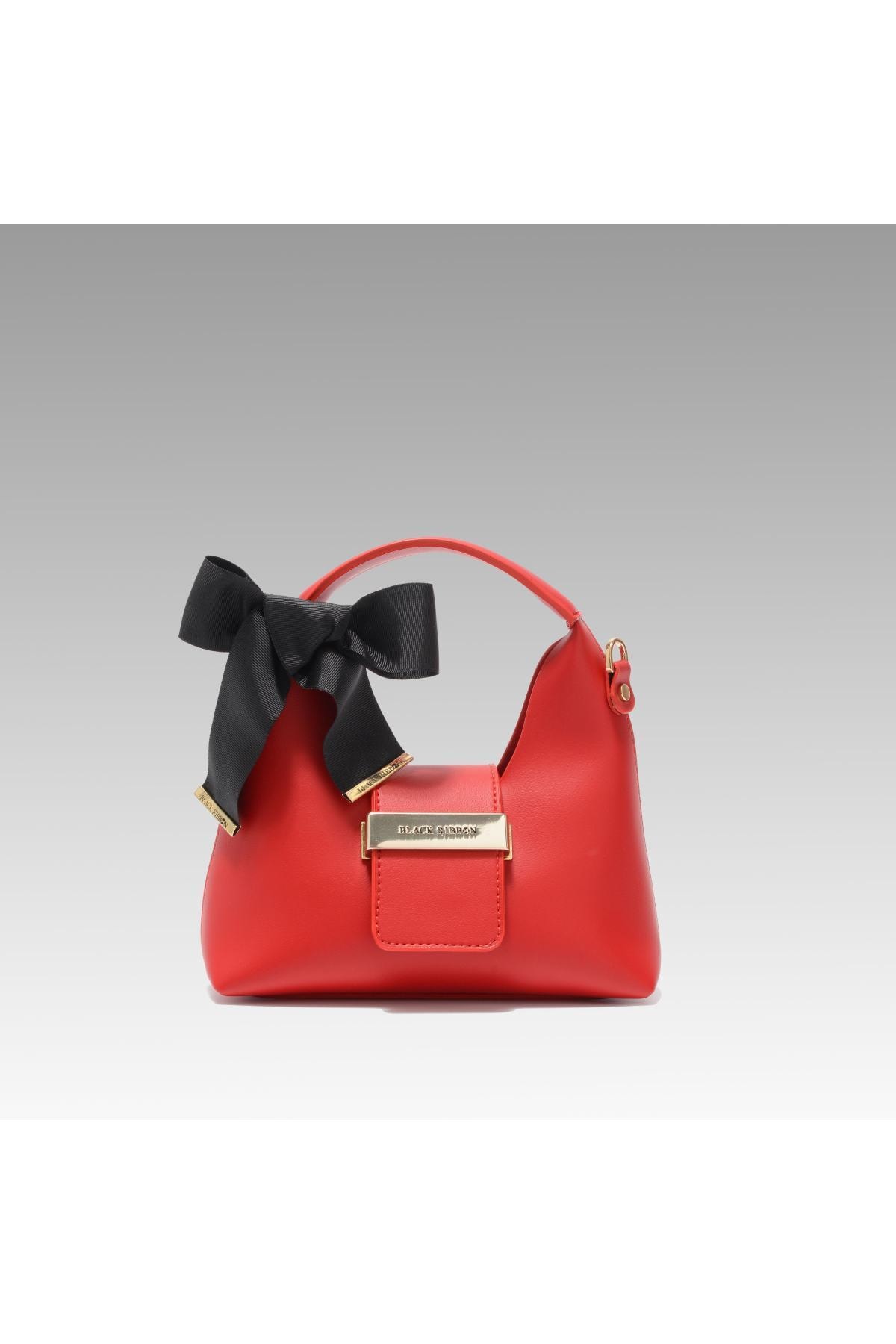Rote Mini-Hängetasche mit Accessoire-Detail