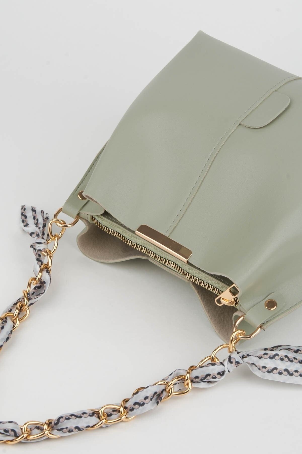 Mintgrüne Damen-Hand-, Arm- und Schultertasche aus weichem Leder mit 3 Fächern und Schalkette