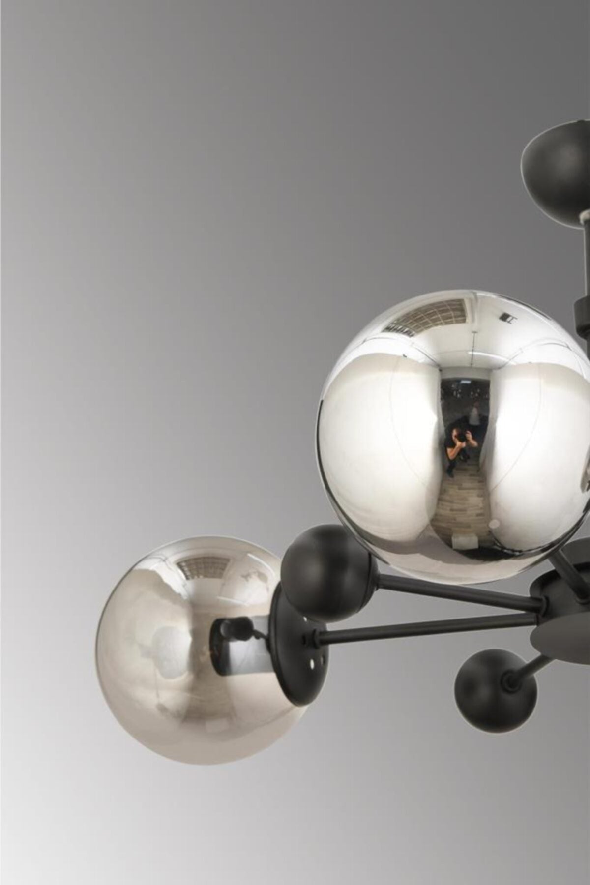 Nairobi 4-teiliger Kronleuchter mit schwarzem Gehäuse und Rauchglas