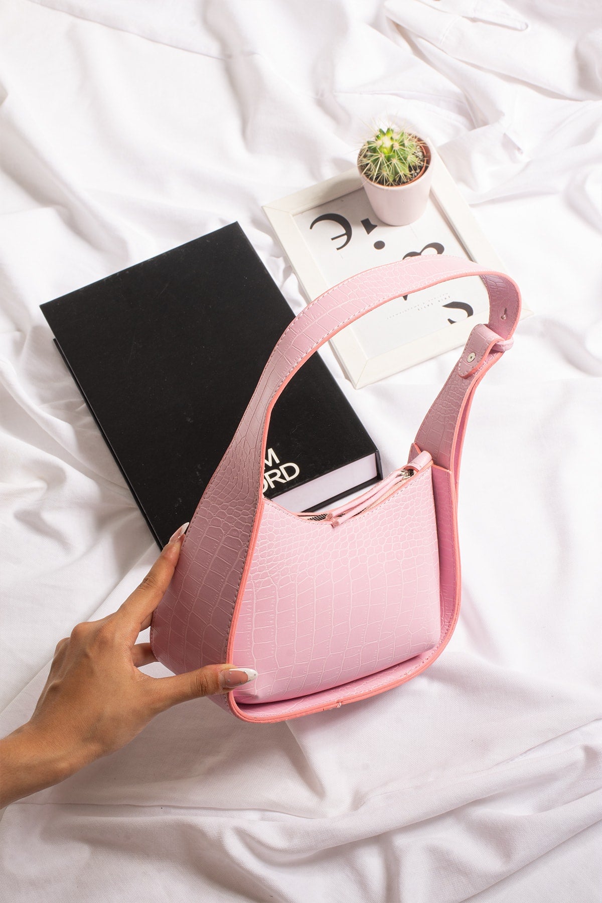 Women'S Crocodile Patterned Candy Pink Baguette Bag