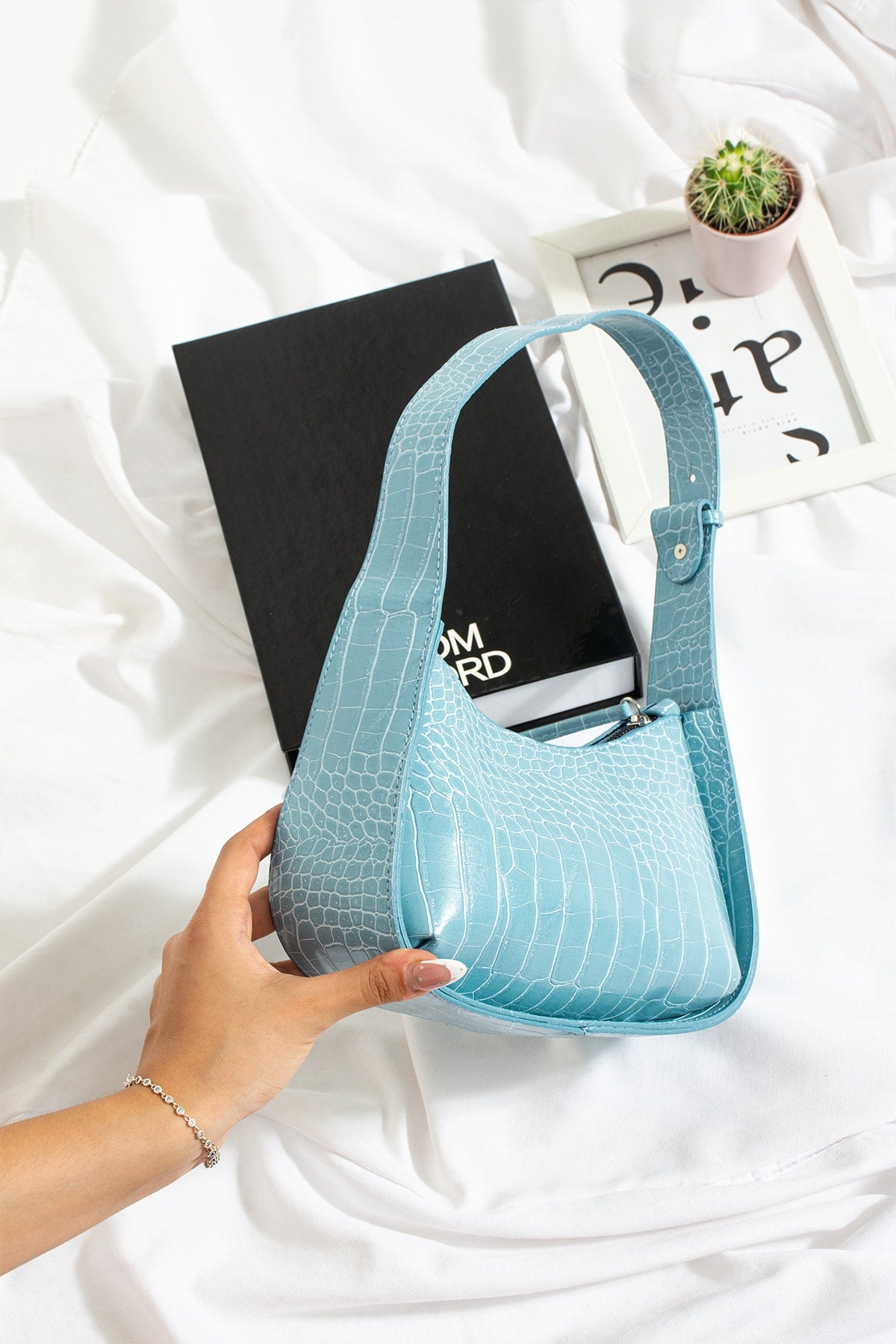 Babyblaue Baguette-Tasche mit Krokodilmuster für Damen