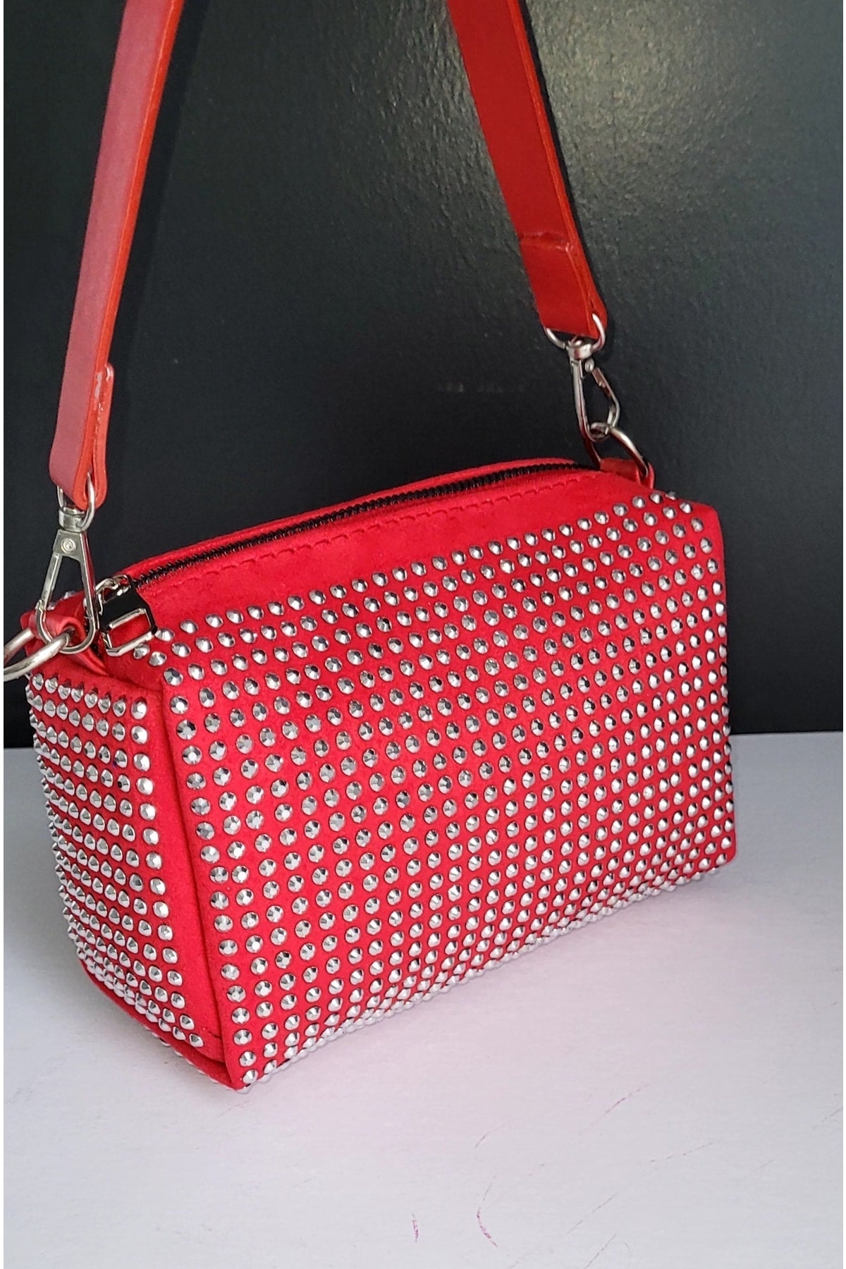 Bhm Red Stone Hand- und Schultertasche mit Kettenriemen