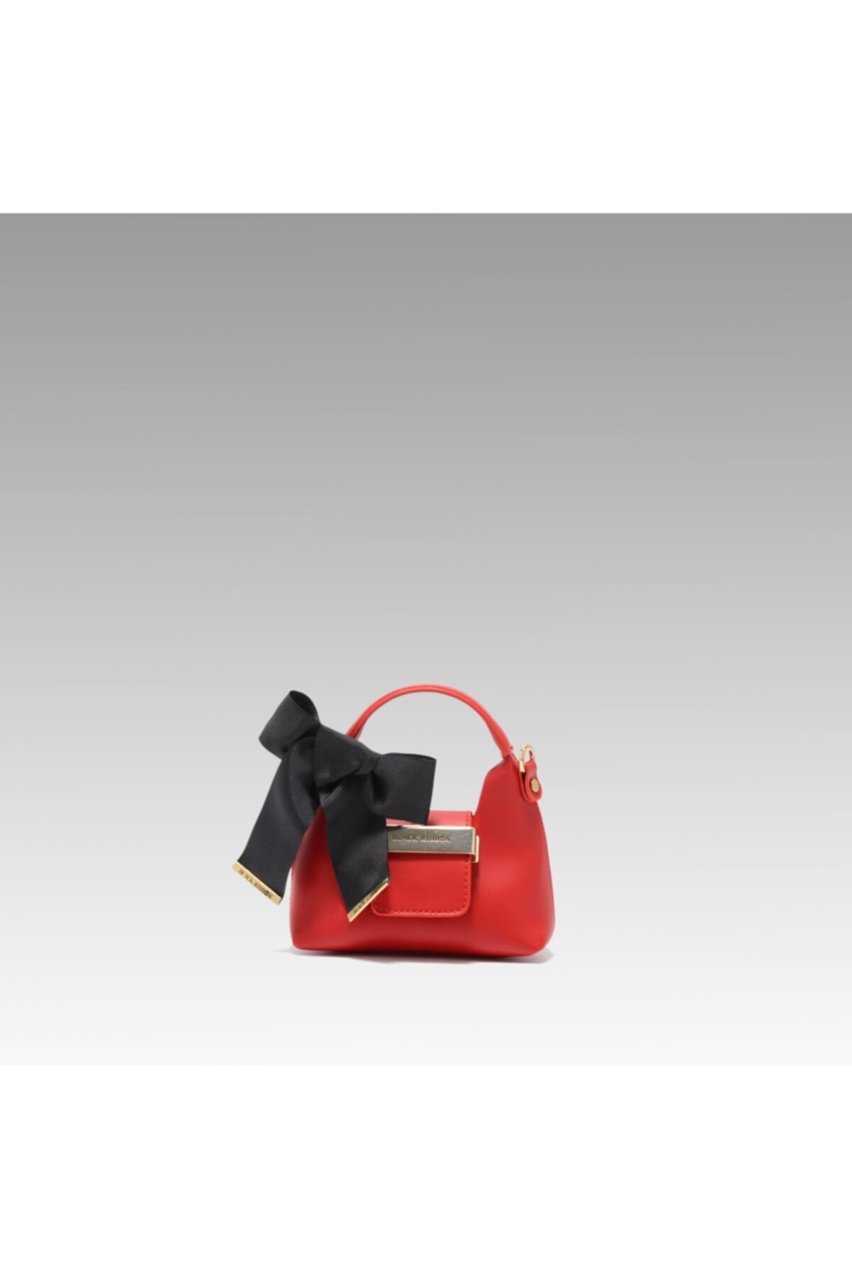 Rote Micro-Tasche mit aufgehängtem Accessoire-Detail