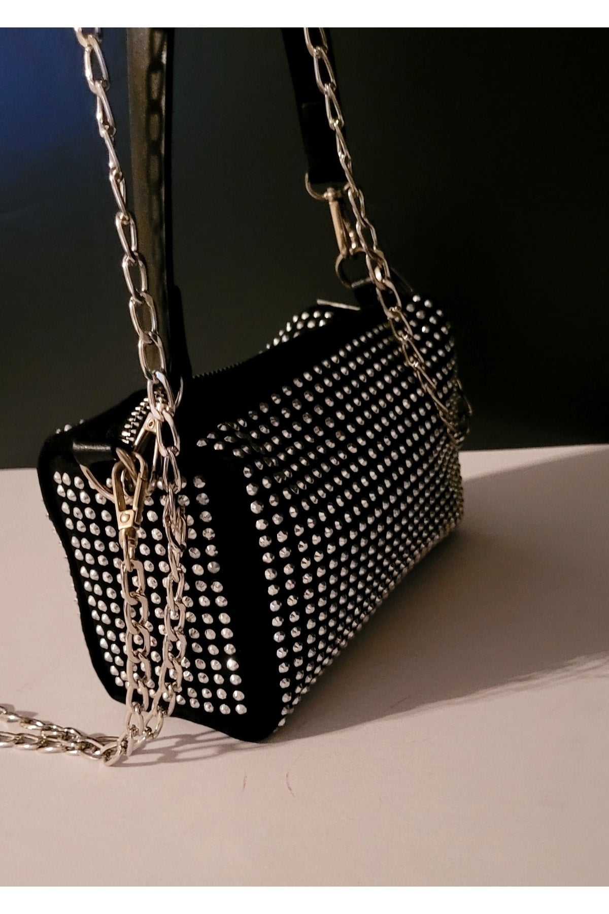 Bhm Mini-Hand- und Schultertasche aus Nubukleder in Schwarz mit Steinkette