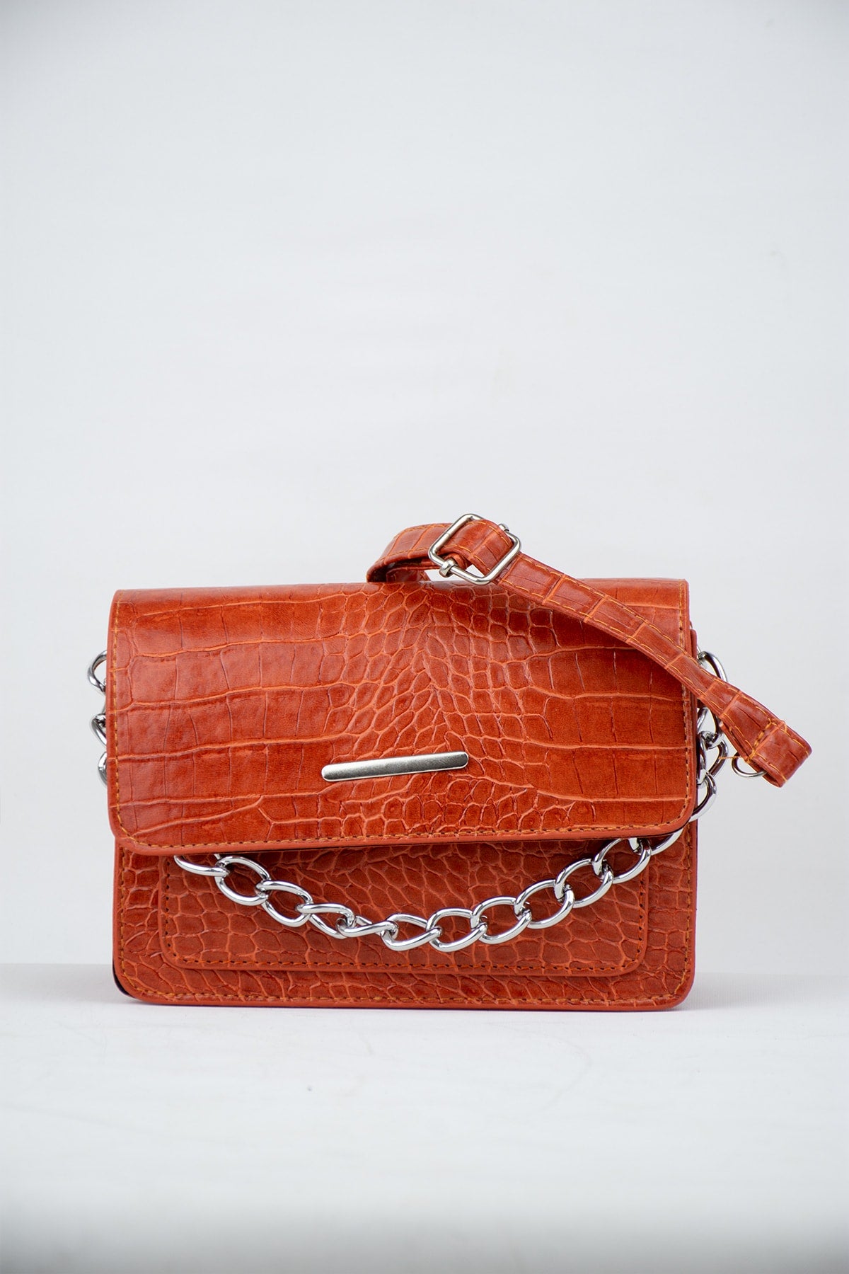 Orange Damen Clutch Baguette mit Kettenriemen und Krokodilmuster