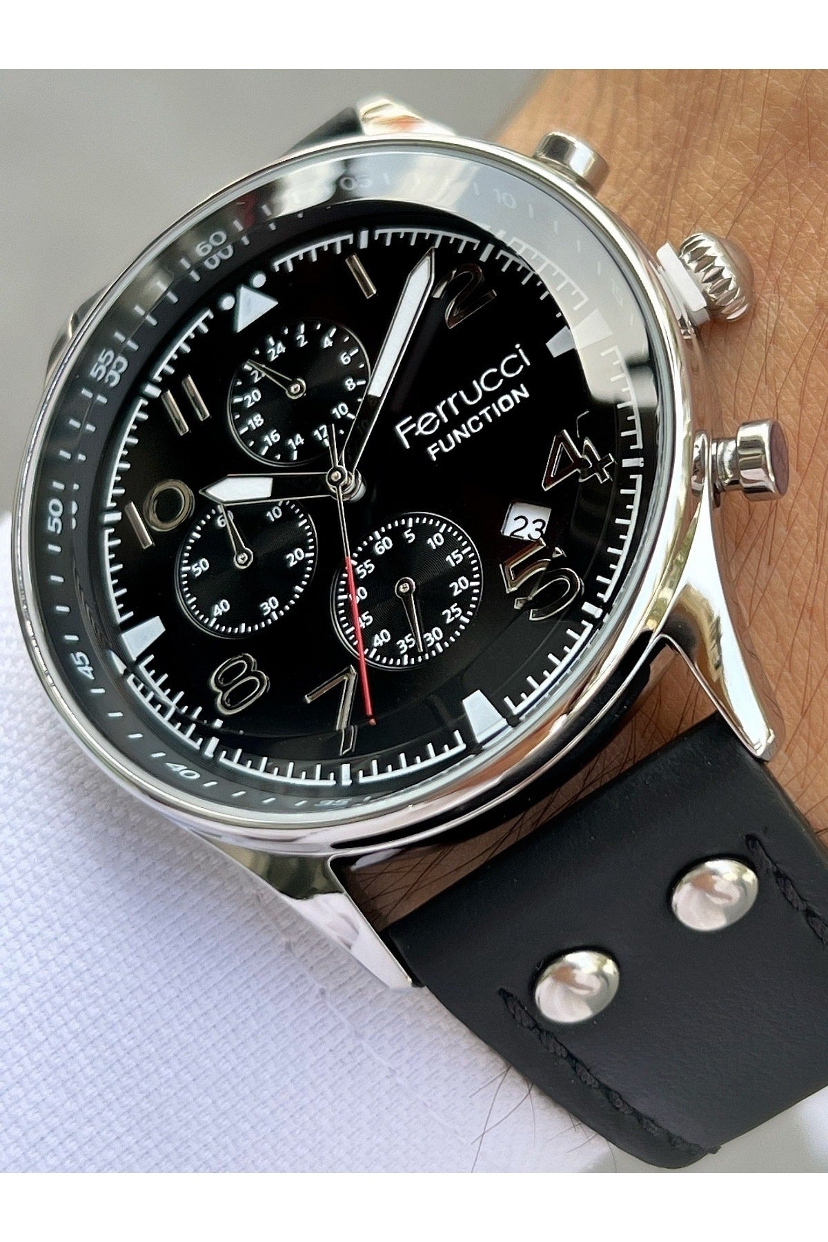 Funktionen der aktiven schwarzen Herrenarmbanduhr mit 3 ATM wasserdichtem Lederarmband