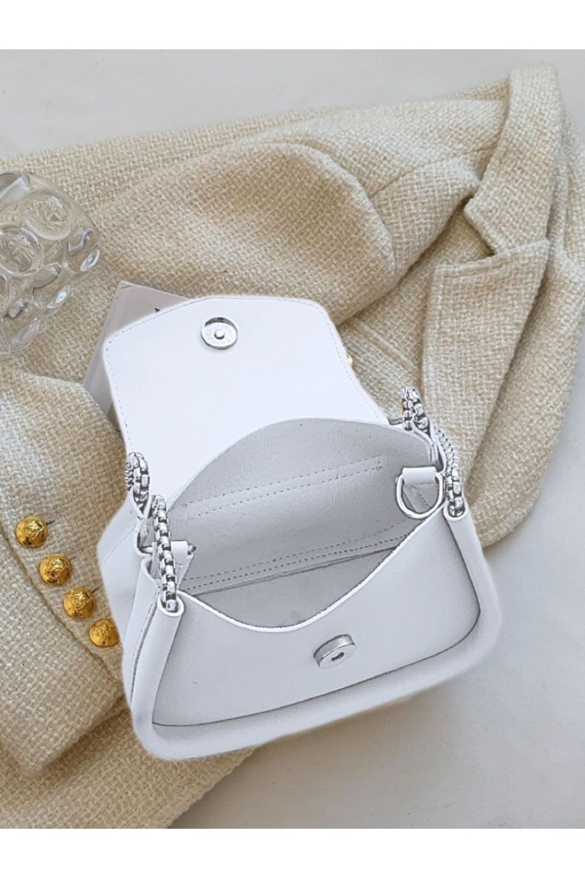 Weiße Baguette-Tasche mit Kette