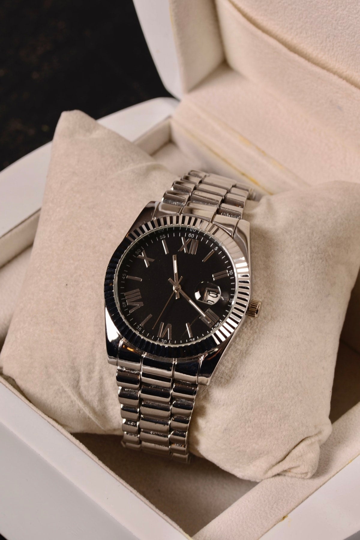 Silberfarbene Herrenarmbanduhr mit Stahlgehäuse und Stahlband