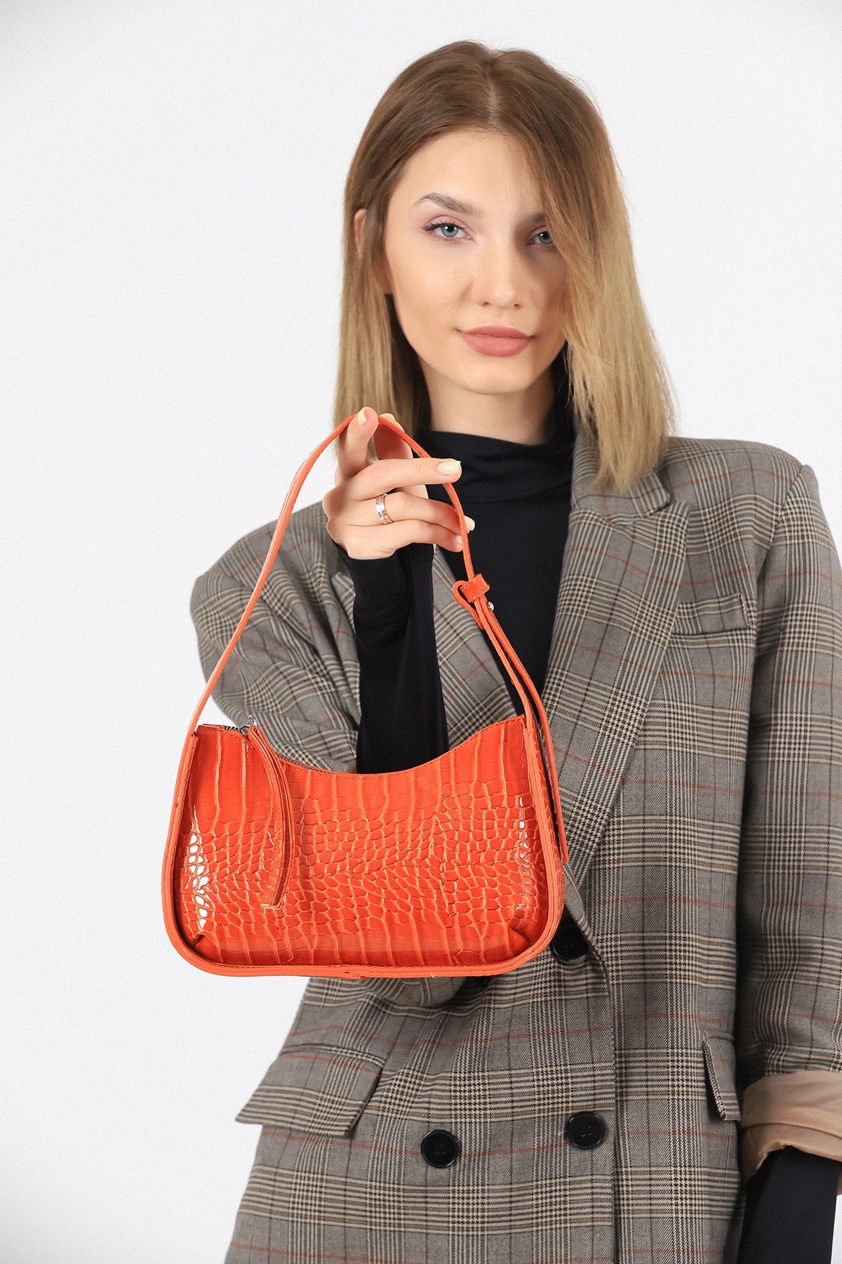 Orangefarbene Baguette-Tasche mit Krokodilmuster für Damen