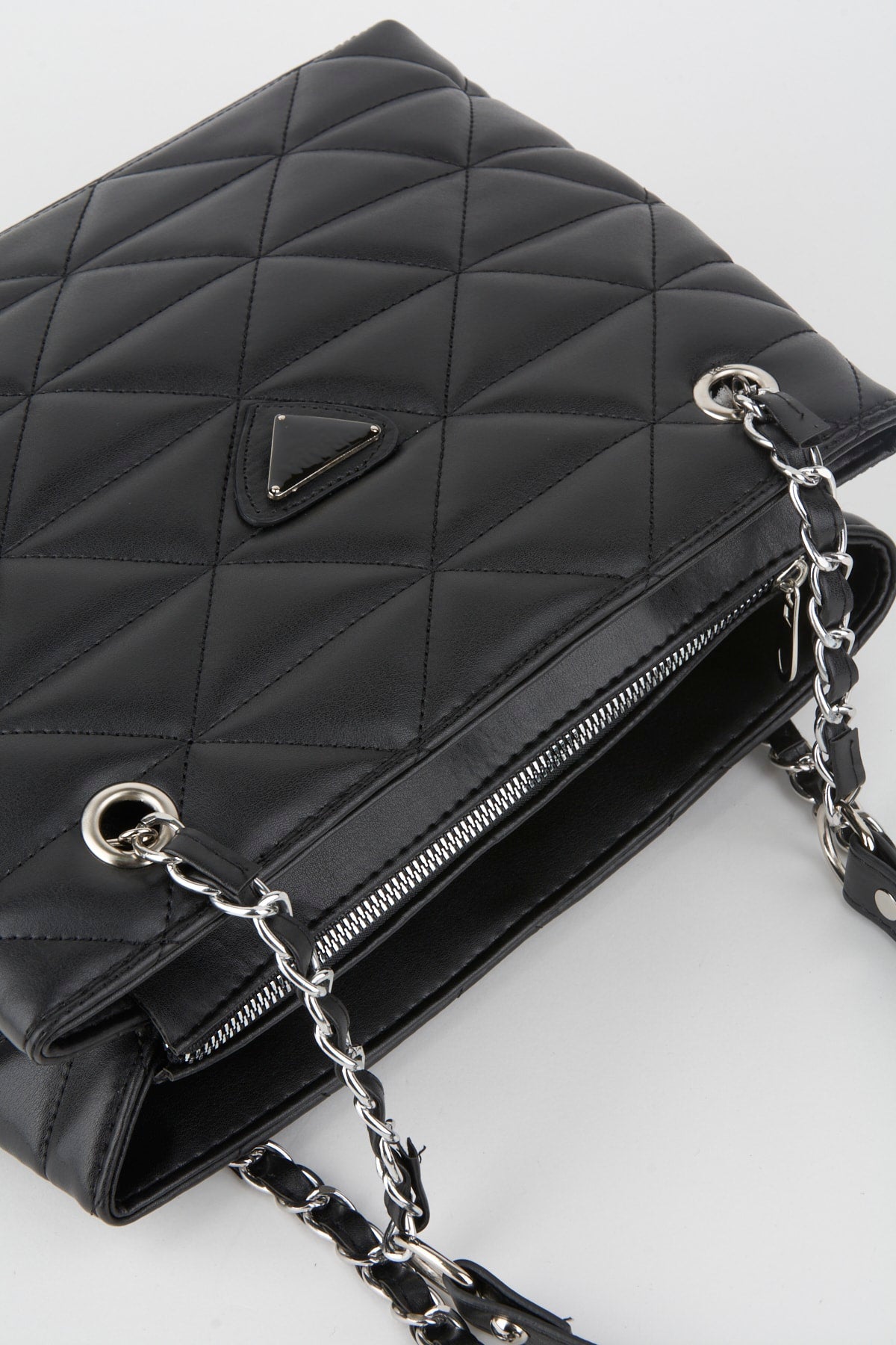 Crocos – Schwarze, gesteppte, gefütterte Hand-, Arm- und Schultertasche mit 3 Fächern und Reißverschluss und Kettenriemen