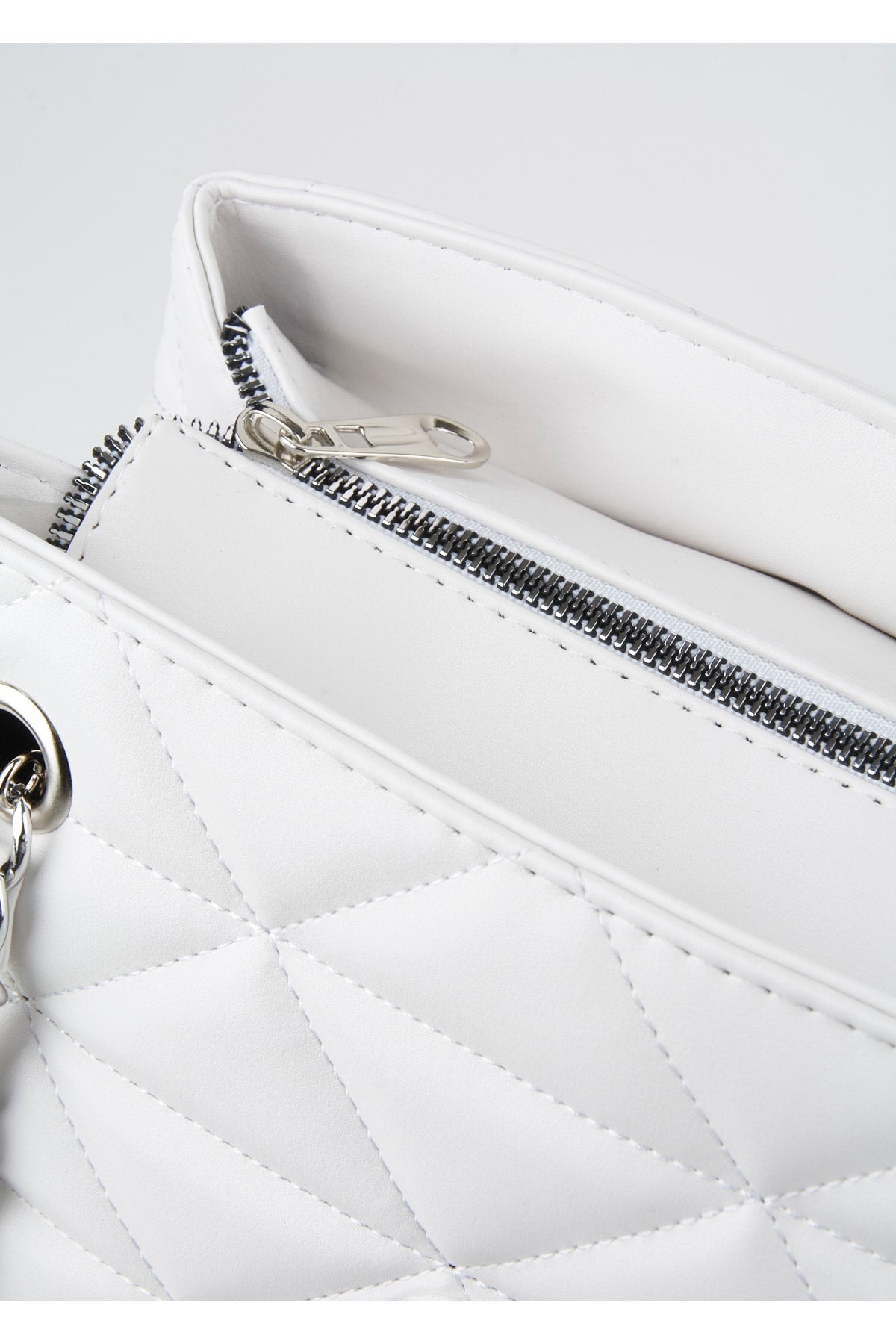 Crocos – Gesteppte, weiße Ledertasche mit 3 Fächern, Reißverschluss, gefüttert, für Hand, Arm und Schulter mit Kettenriemen