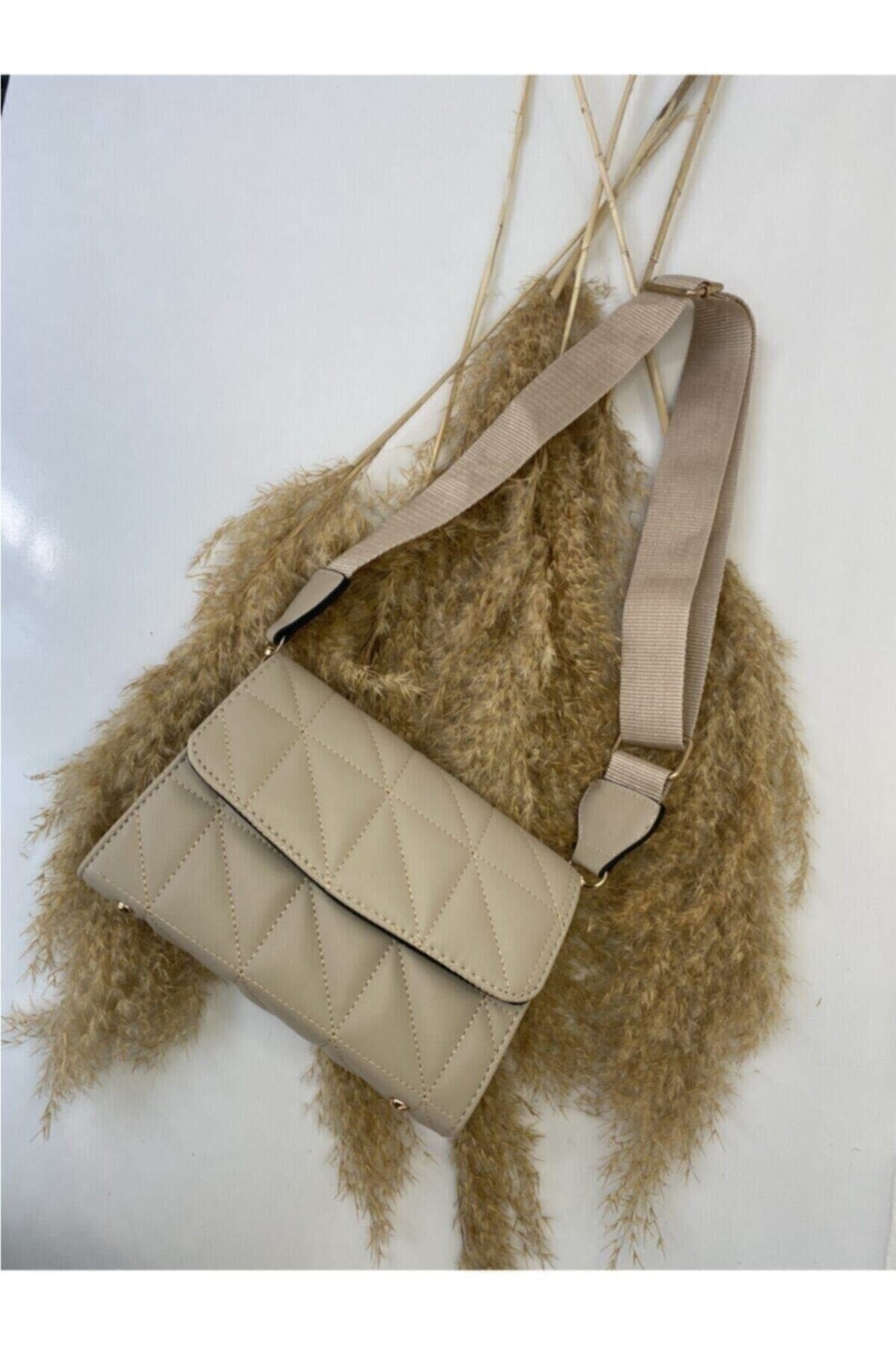 حقيبة كتف نسائية مبطنة بحزام عمودي من جلد المنك من Bagbest