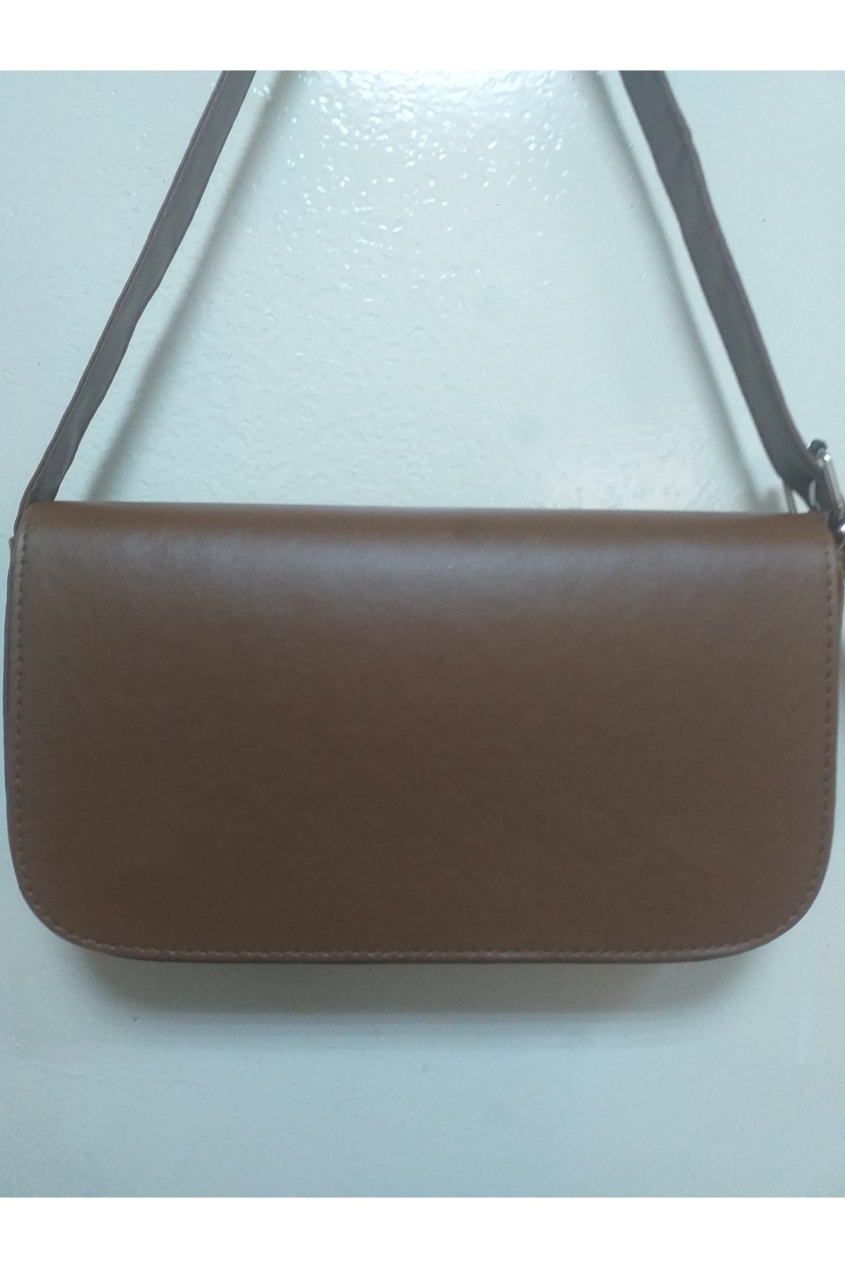 Baguette-Tasche mit hautfarbenem Deckel