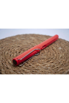 0.38mm fuchsia fountain pen with piston-filler