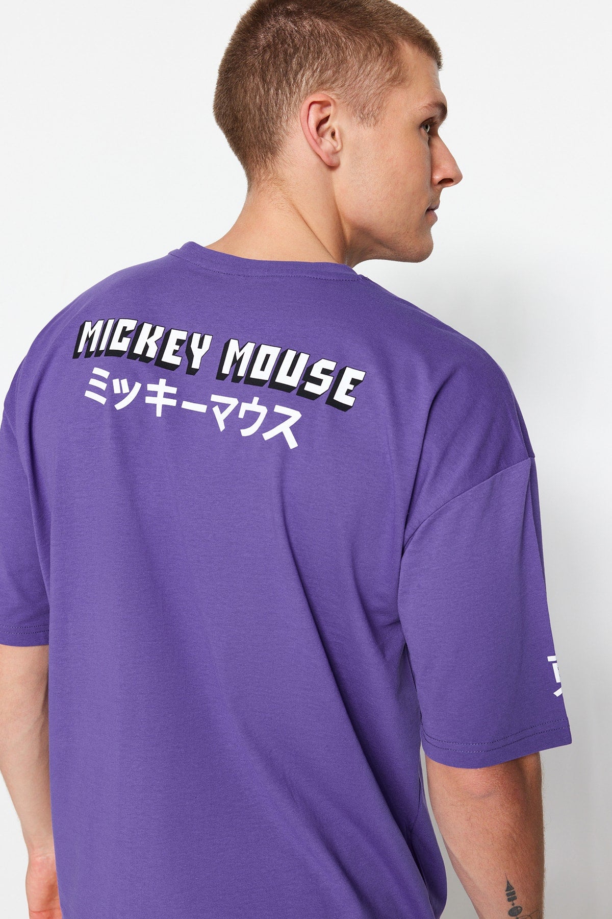Lilafarbenes, übergroßes, kurzärmliges, lizenziertes T-Shirt mit Rundhalsausschnitt und Mickey-Mouse-Aufdruck für Herren