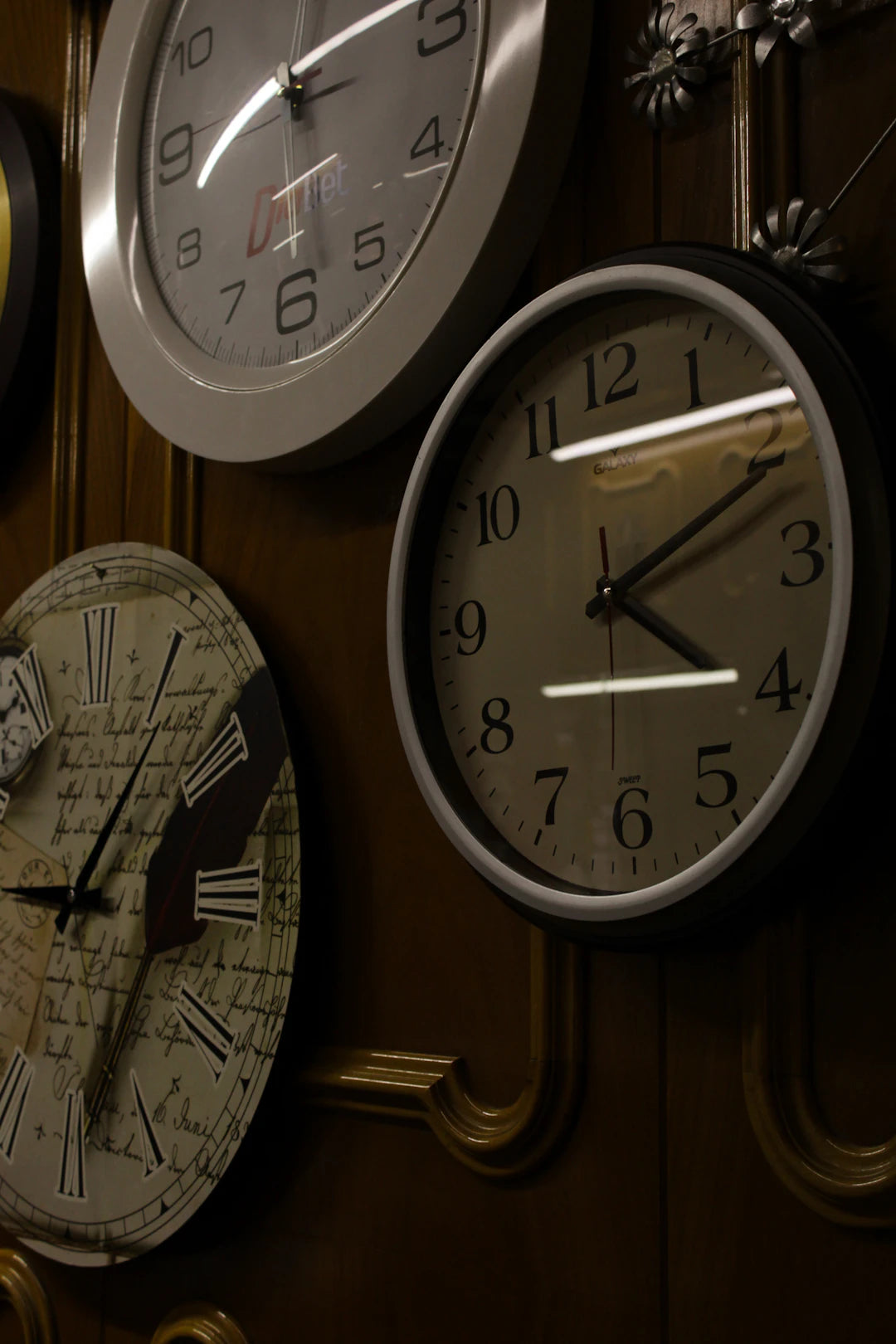 Coordinate Wall Clocks with Your Interior Design Style