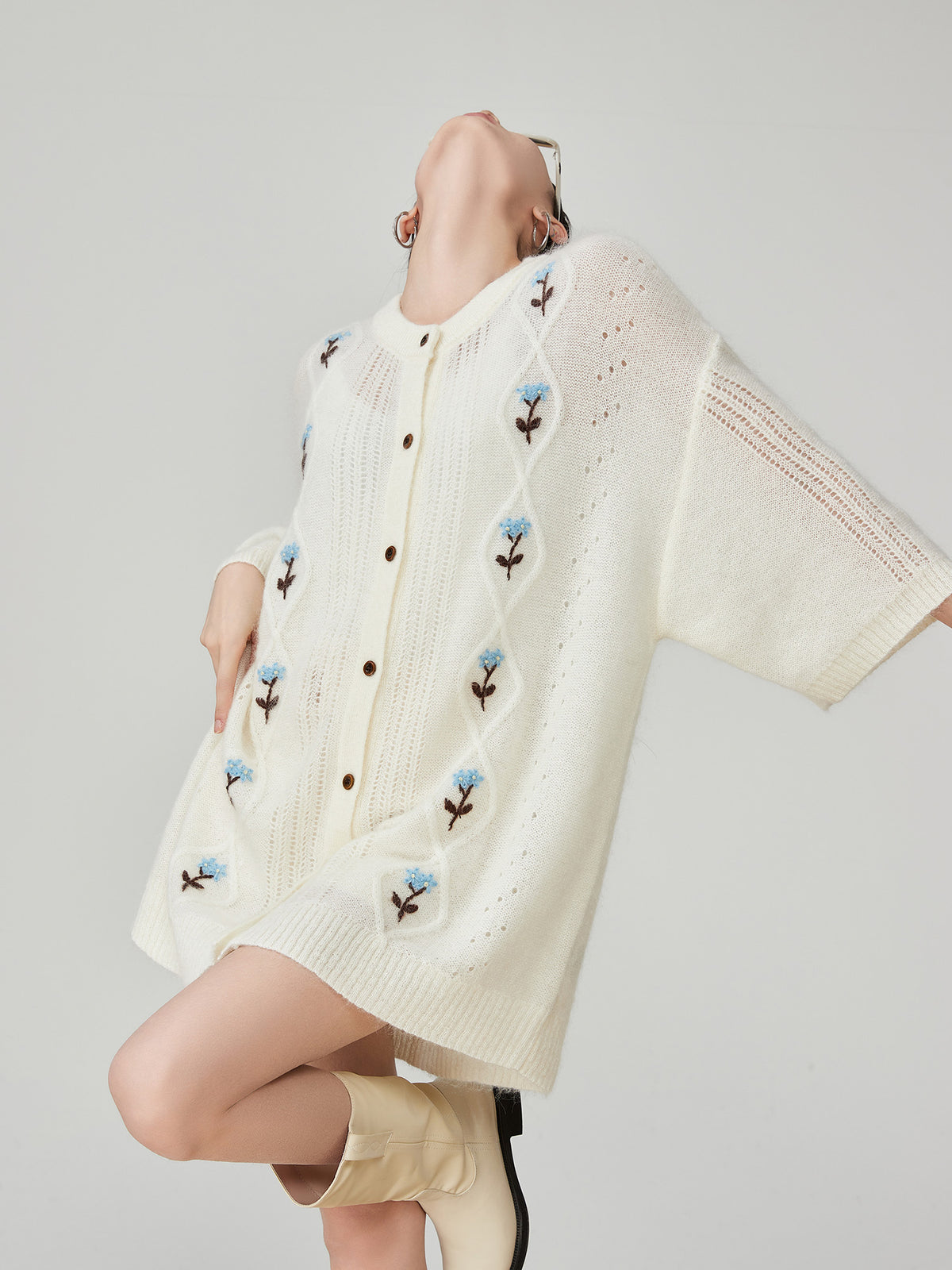 Women's White Floral Embroidered Short-sleeved Knitted Cardigan